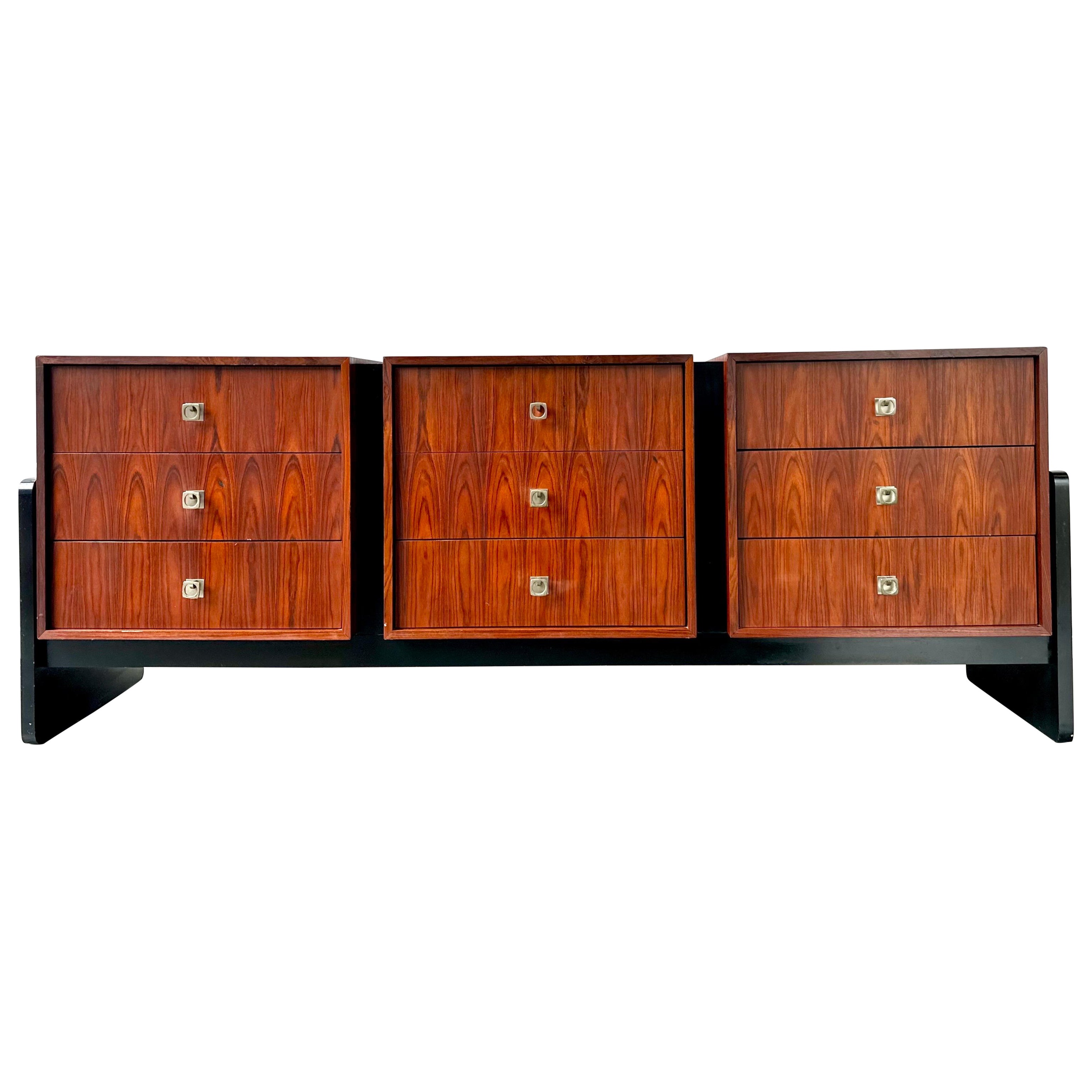 Phänomenale Palisander & Ebenholz lange neun Schublade Kommode oder Kredenz 

Super seltene Kommode der kanadischen Firma Tabago mit hervorragender Holzmaserung.

Dies ist in großem ursprünglichen Zustand mit minimalen Anzeichen von