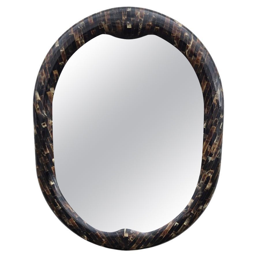 Grand miroir en corne tessellée Attribué à Karl Springer en vente