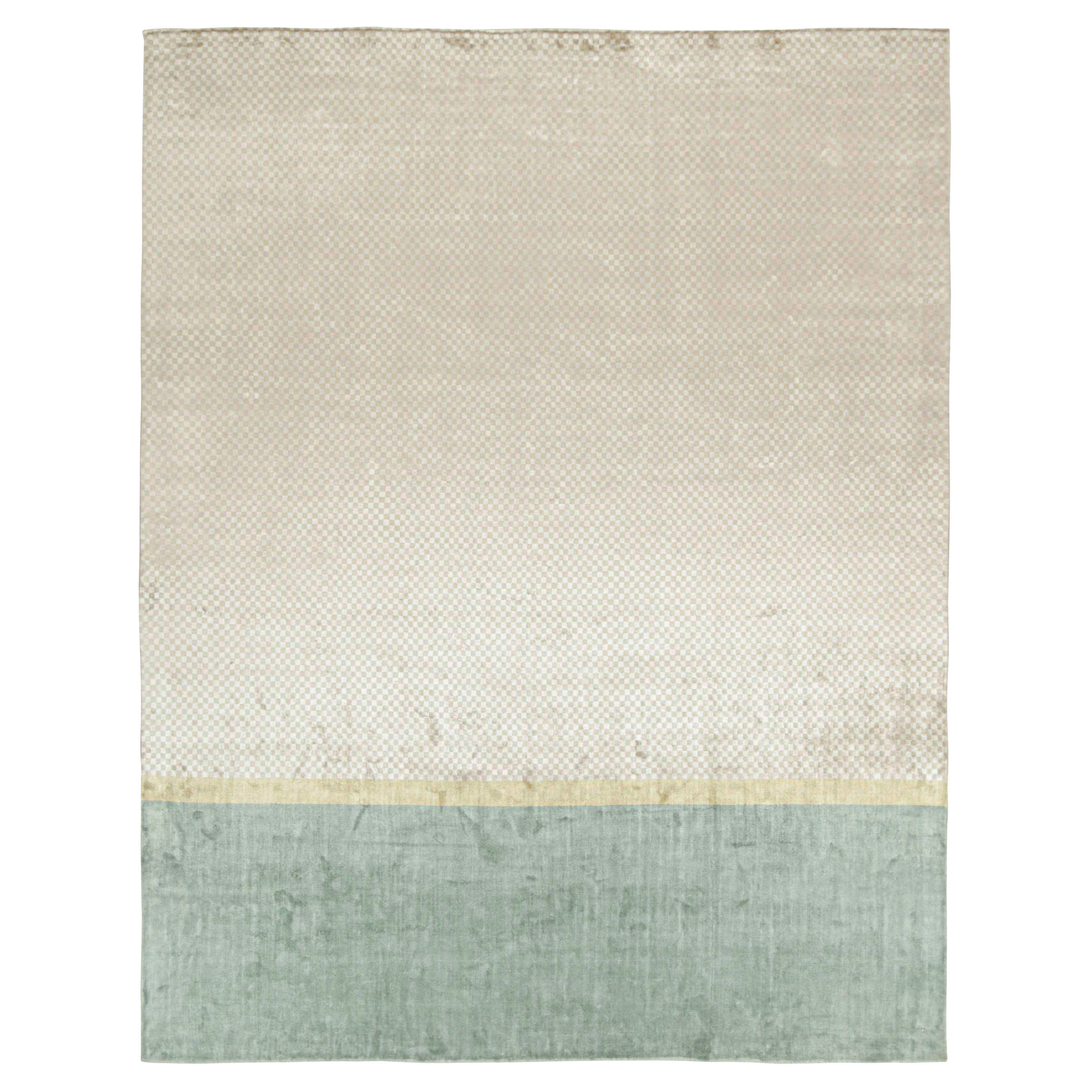 Alfombra moderna Rug & Kilim en azul con rayas doradas y dibujo geométrico beige en venta
