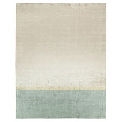 Alfombra moderna Rug & Kilim en azul con rayas doradas y dibujo geométrico beige