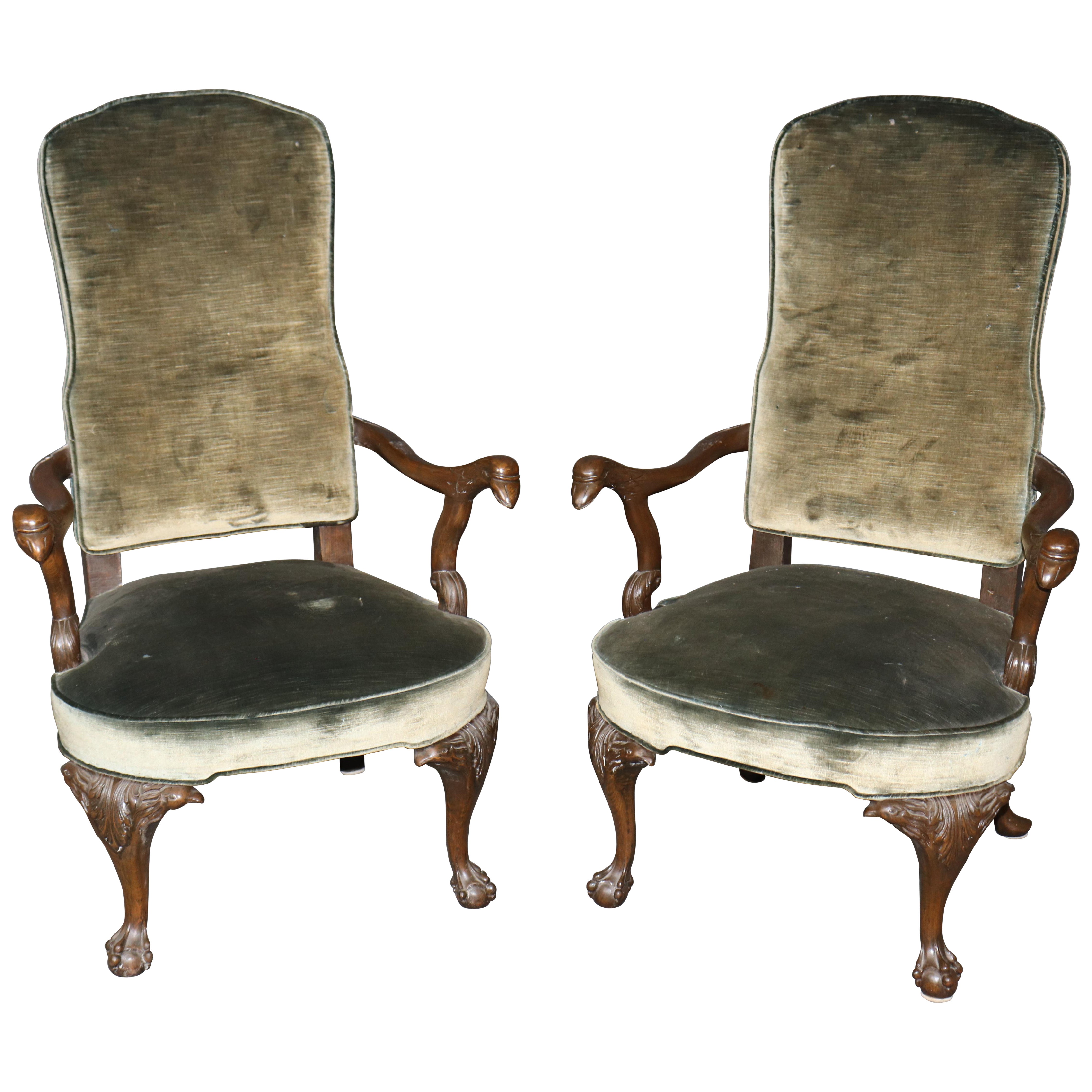 Paire de magnifiques fauteuils géorgiens en acajou massif sculptés à l'aigle en vente