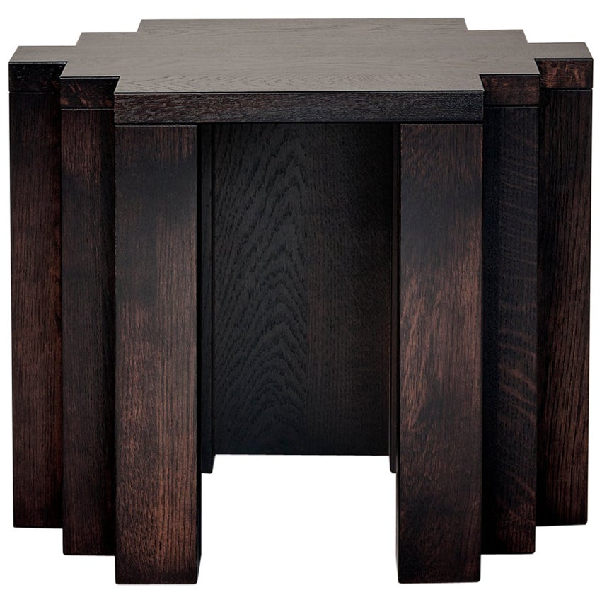 Skulpturaler Hocker / Beistelltisch aus dunkelbrauner europäischer Eiche - Cadence von Mokko im Angebot