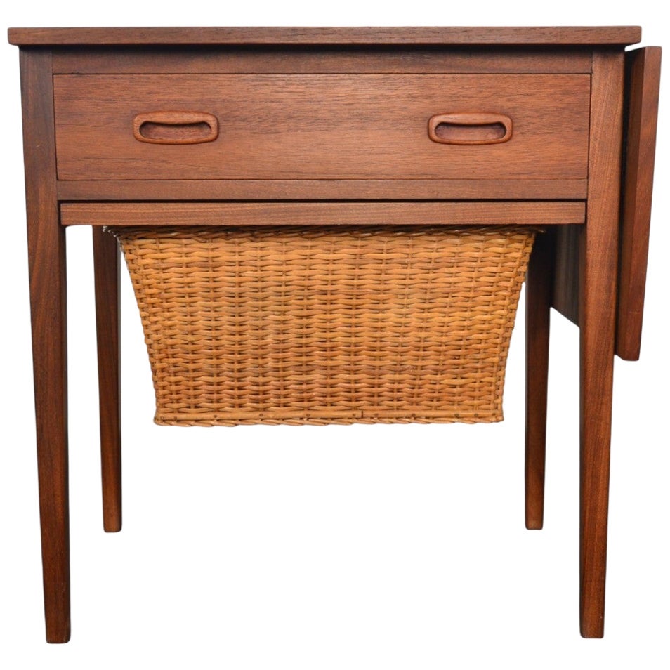 Mesa de costura de teca de mediados de siglo con cesta para hilos de caña en venta