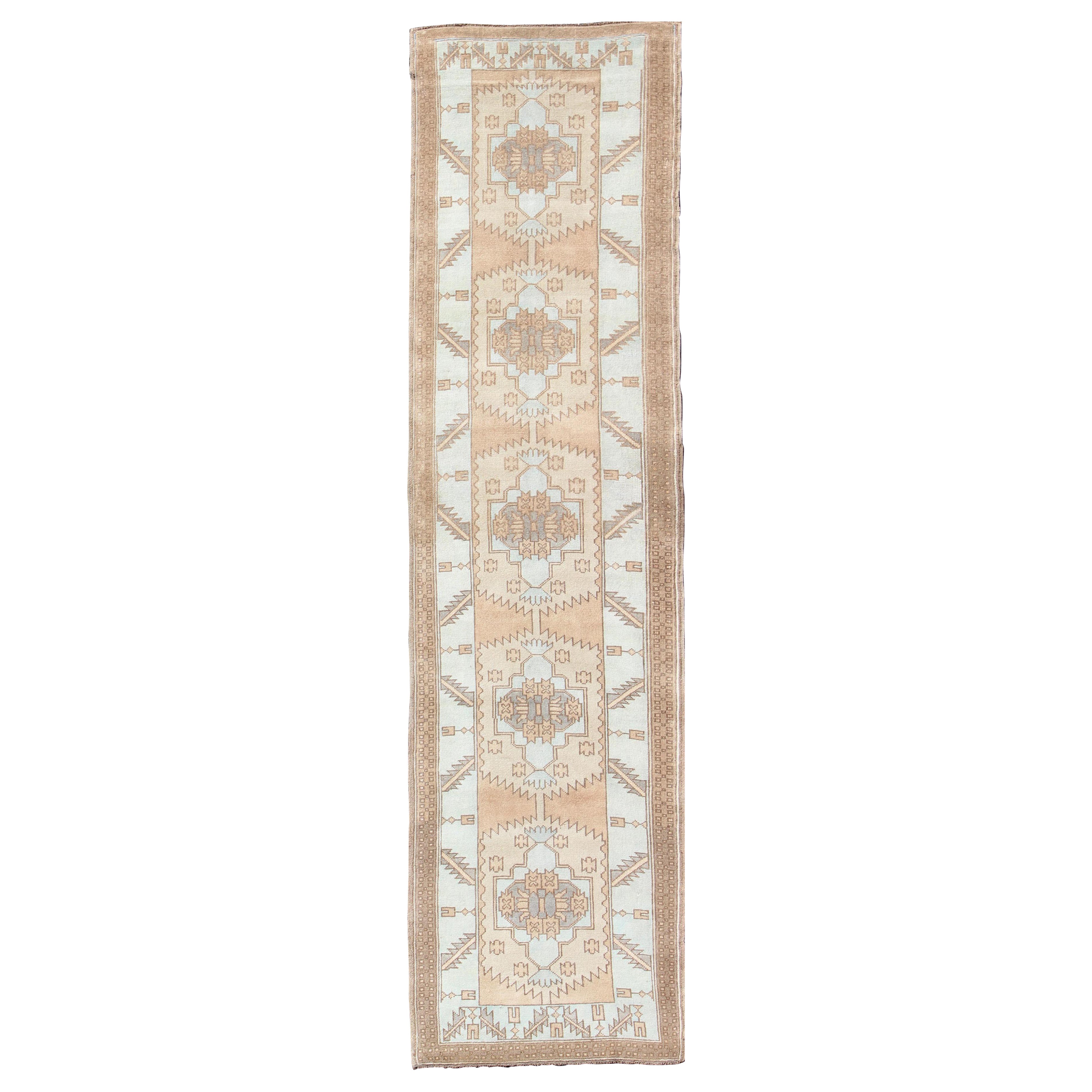 Runner Oushak turco vintage in azzurro, beige caldo e taupe 3'4 x 13'2