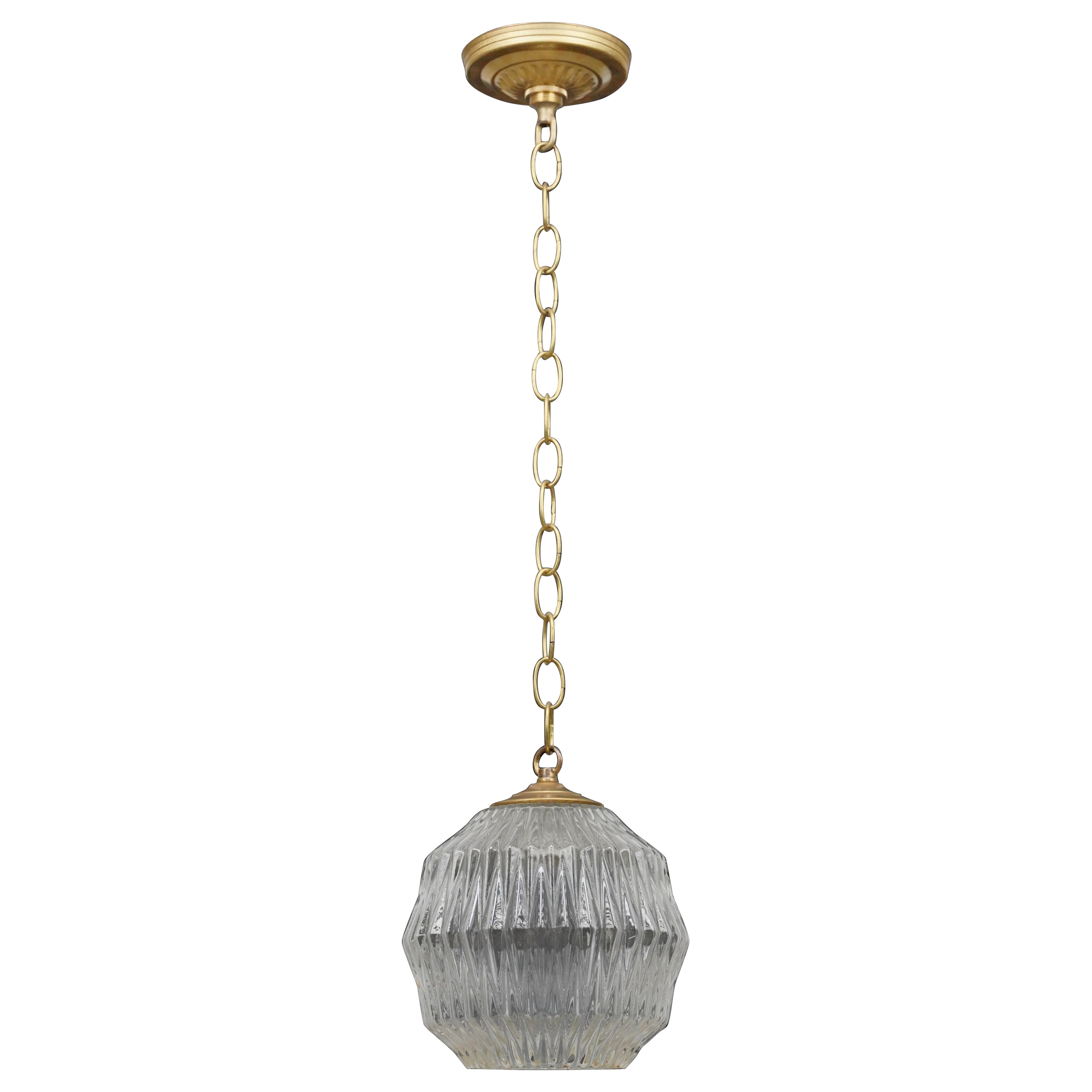 Lampe pendante géométrique en verre et laiton du milieu du siècle dernier en vente