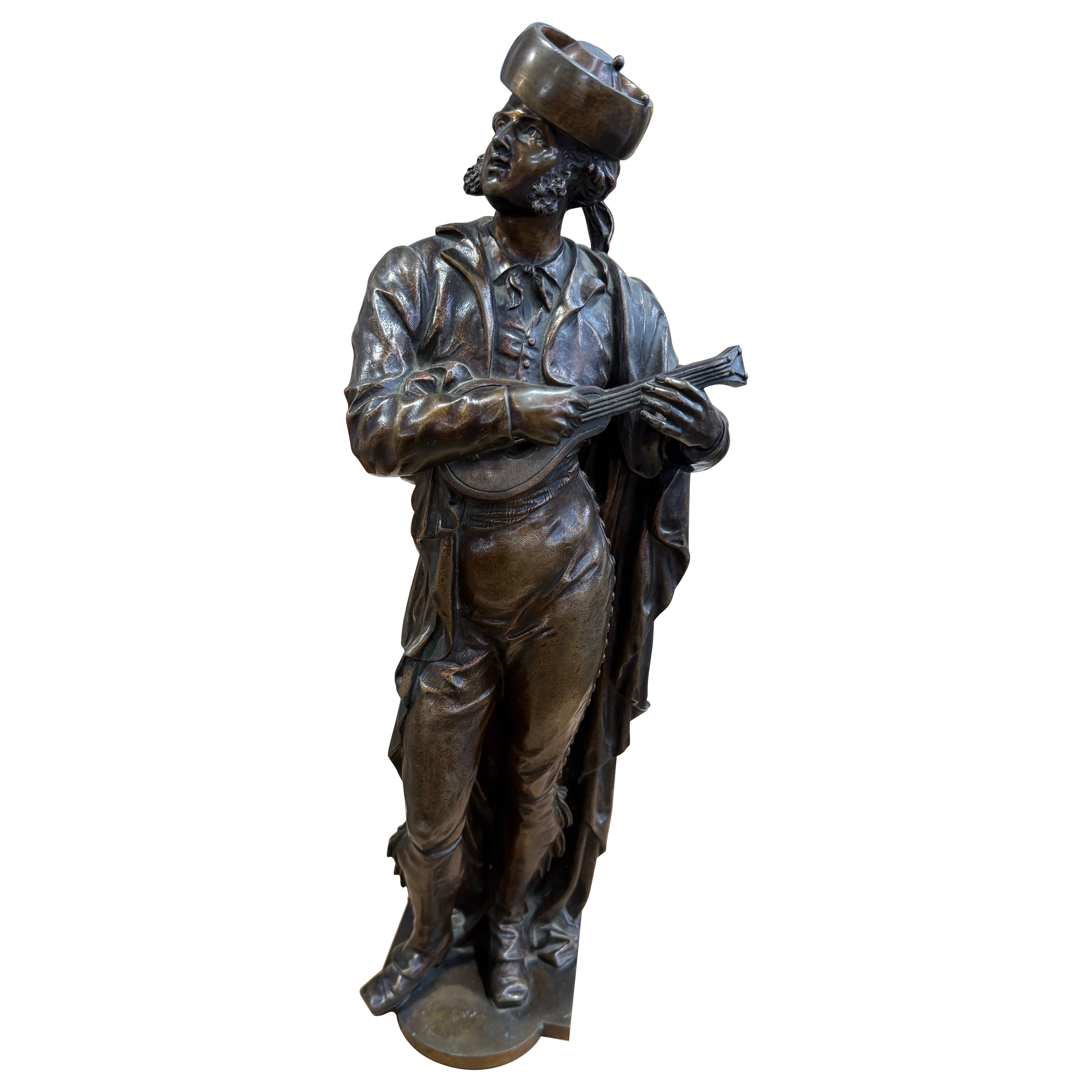 Scultura francese in bronzo di un Trovatore con Mandolino in vendita
