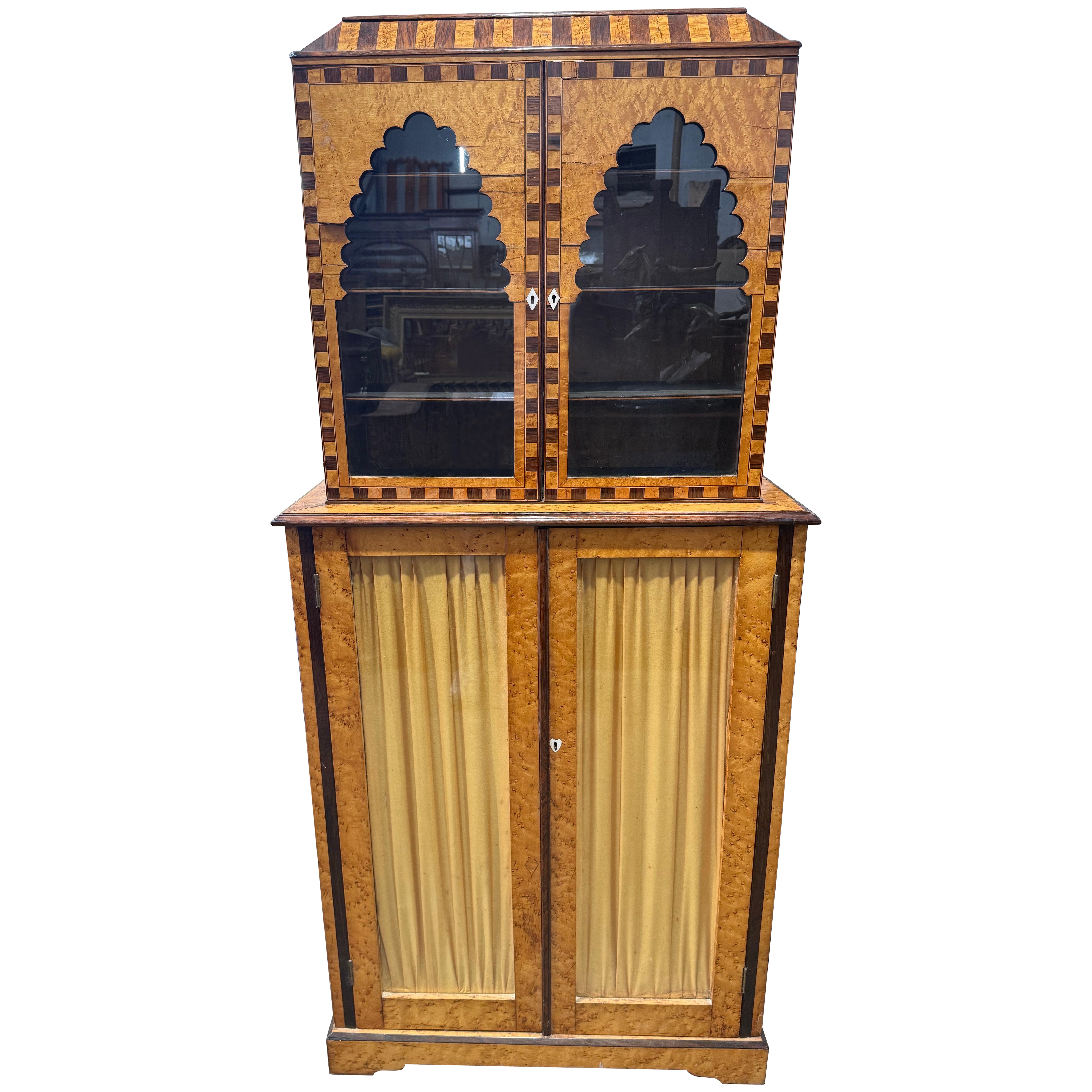 Squisito mobile da esposizione Biedermeier scandinavo del 19° secolo in betulla burlata in vendita