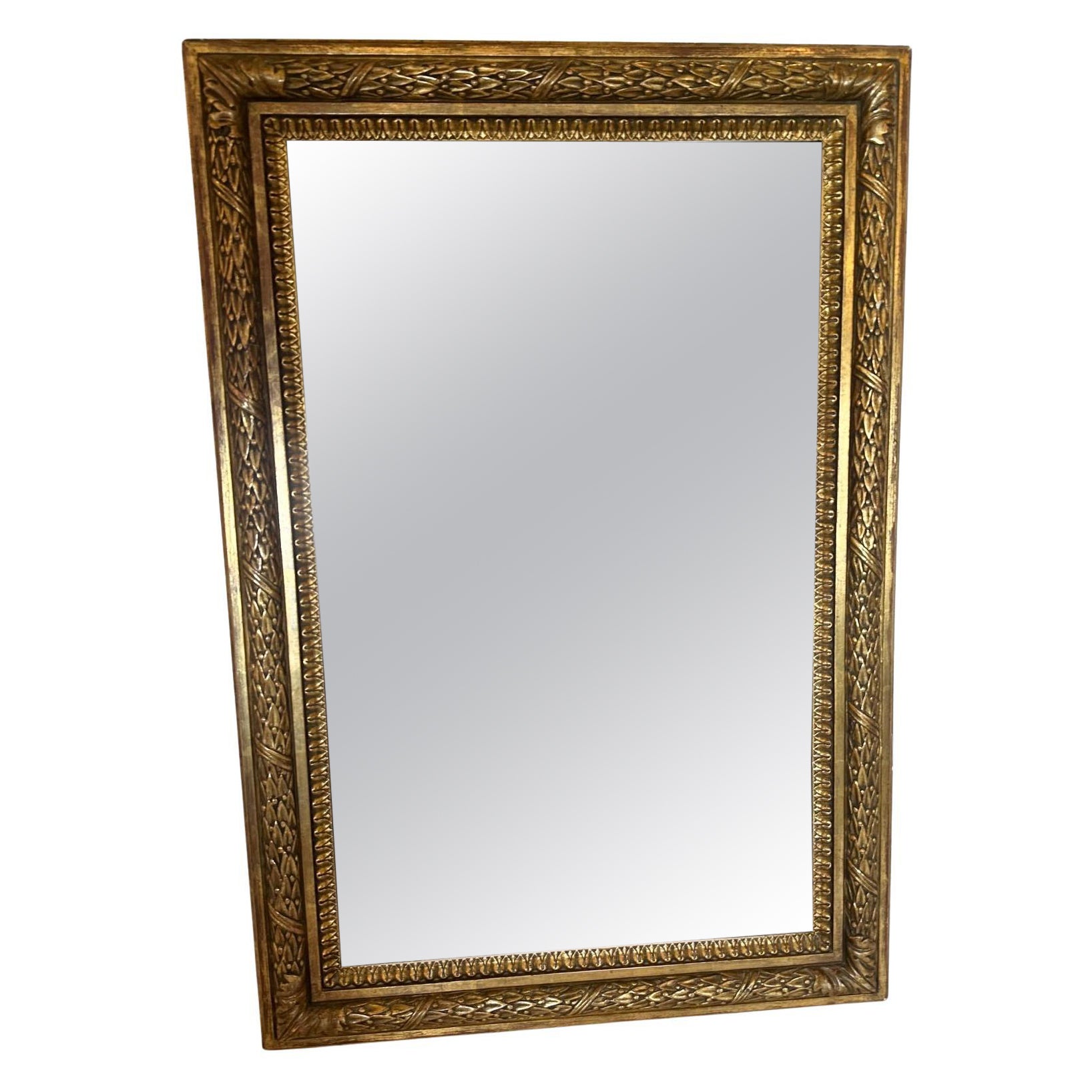 Magnifique miroir néoclassique français en bois doré en vente