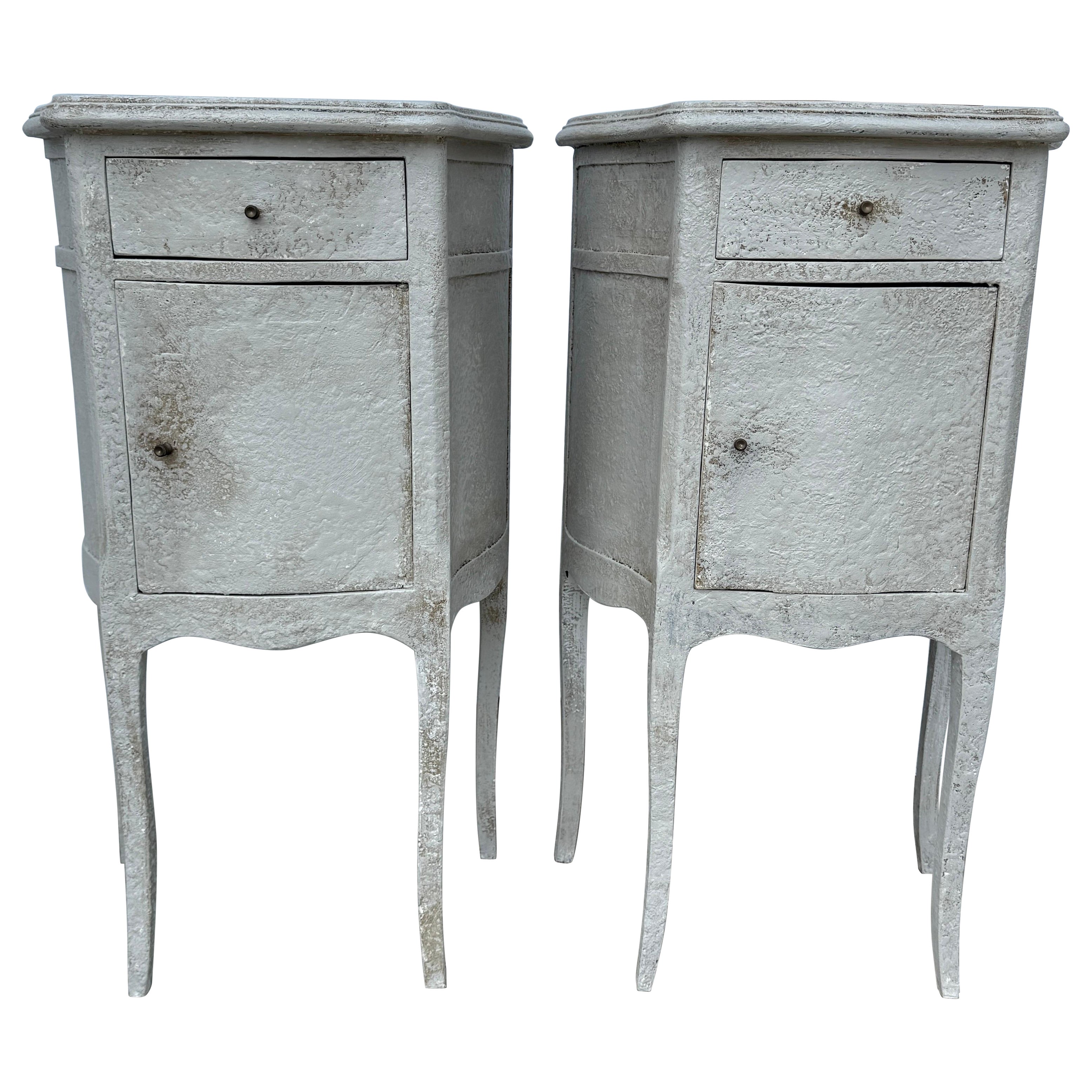 Pair of French Painted Bedside End Tables with Drawer en venta
