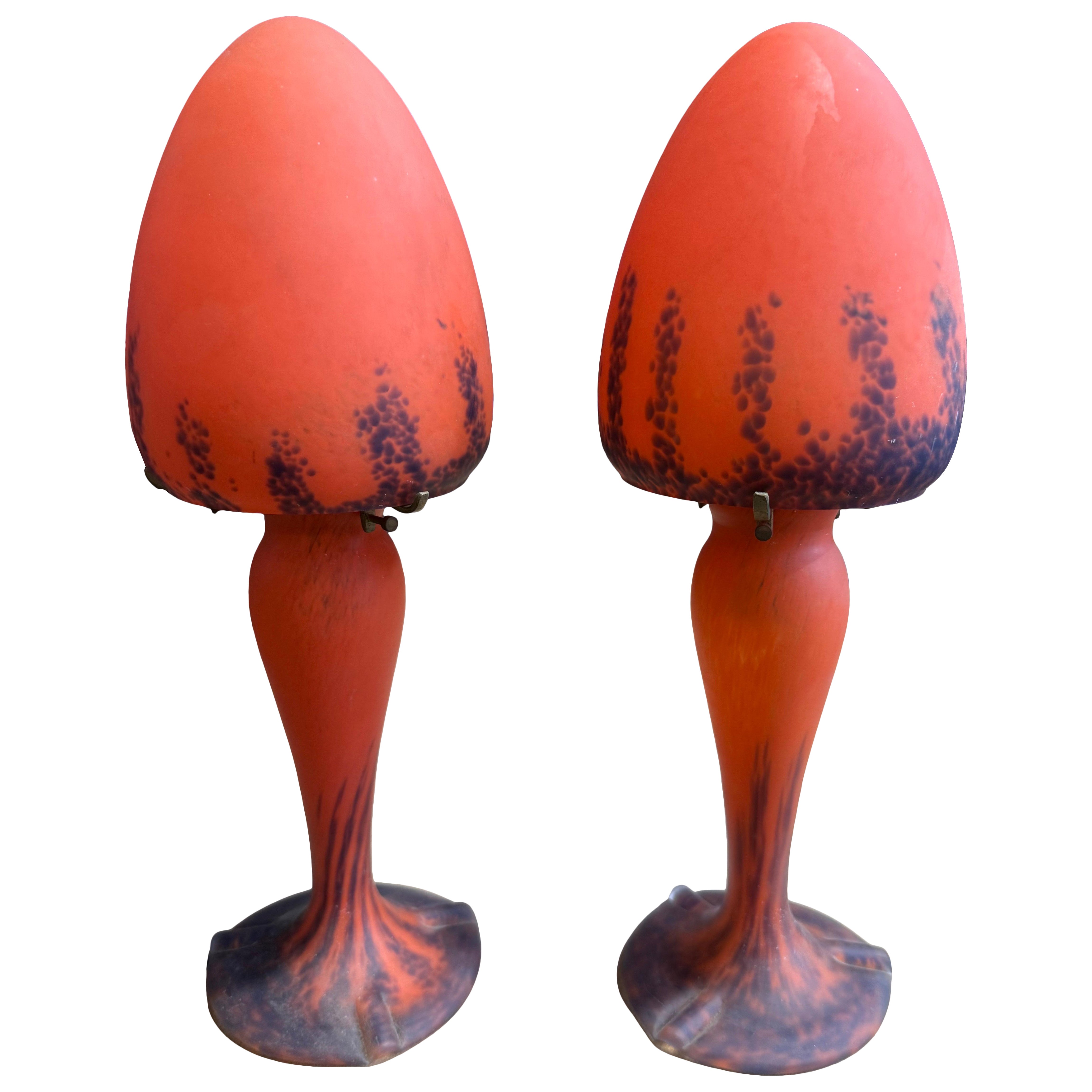 Pareja de lámparas de sobremesa francesas de cristal de estilo Art Nouveau al estilo de Daum Nancy en venta