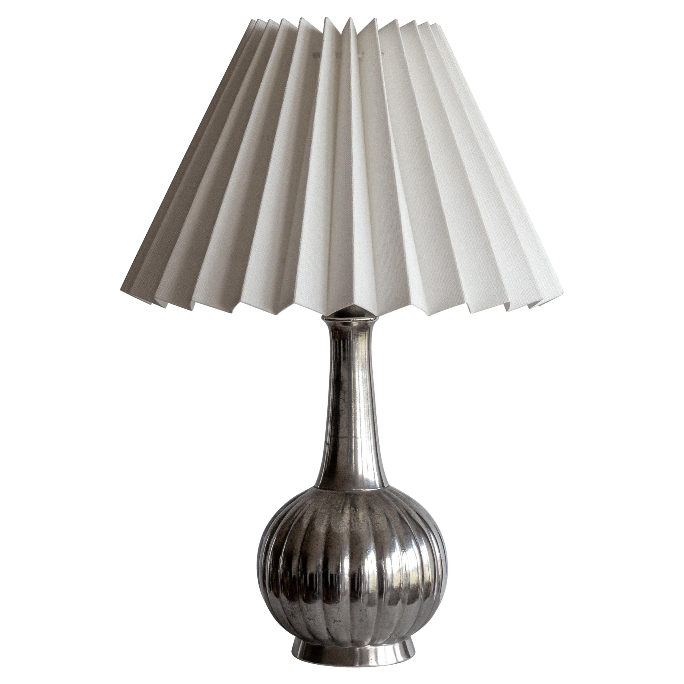Just Andersen Tischlampe aus Zinn mit plissiertem Schirm, 1930er Jahre, Art Deco, Dänemark im Angebot