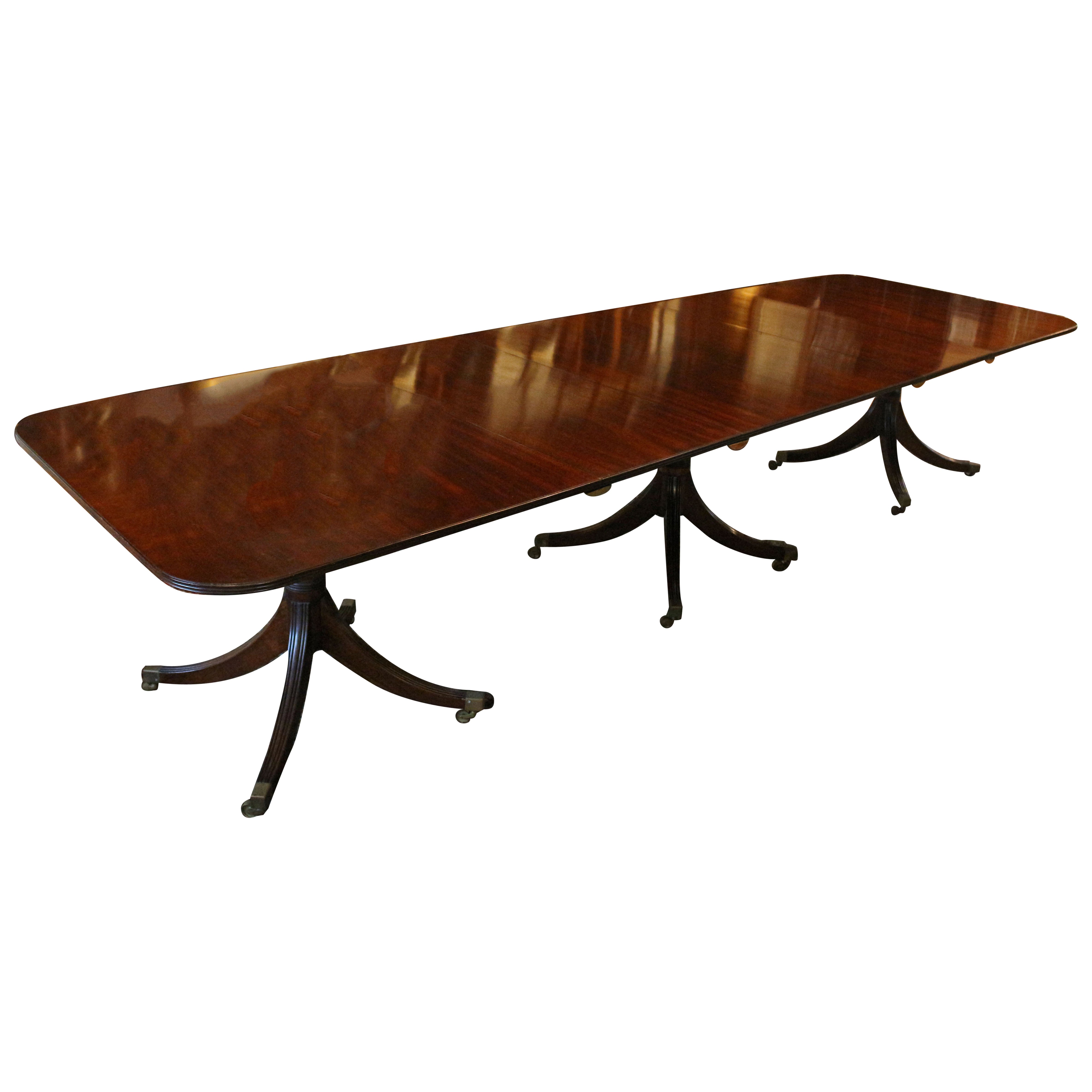 Mesa de banquete de triple pedestal de estilo georgiano inglés de principios del siglo XX en venta
