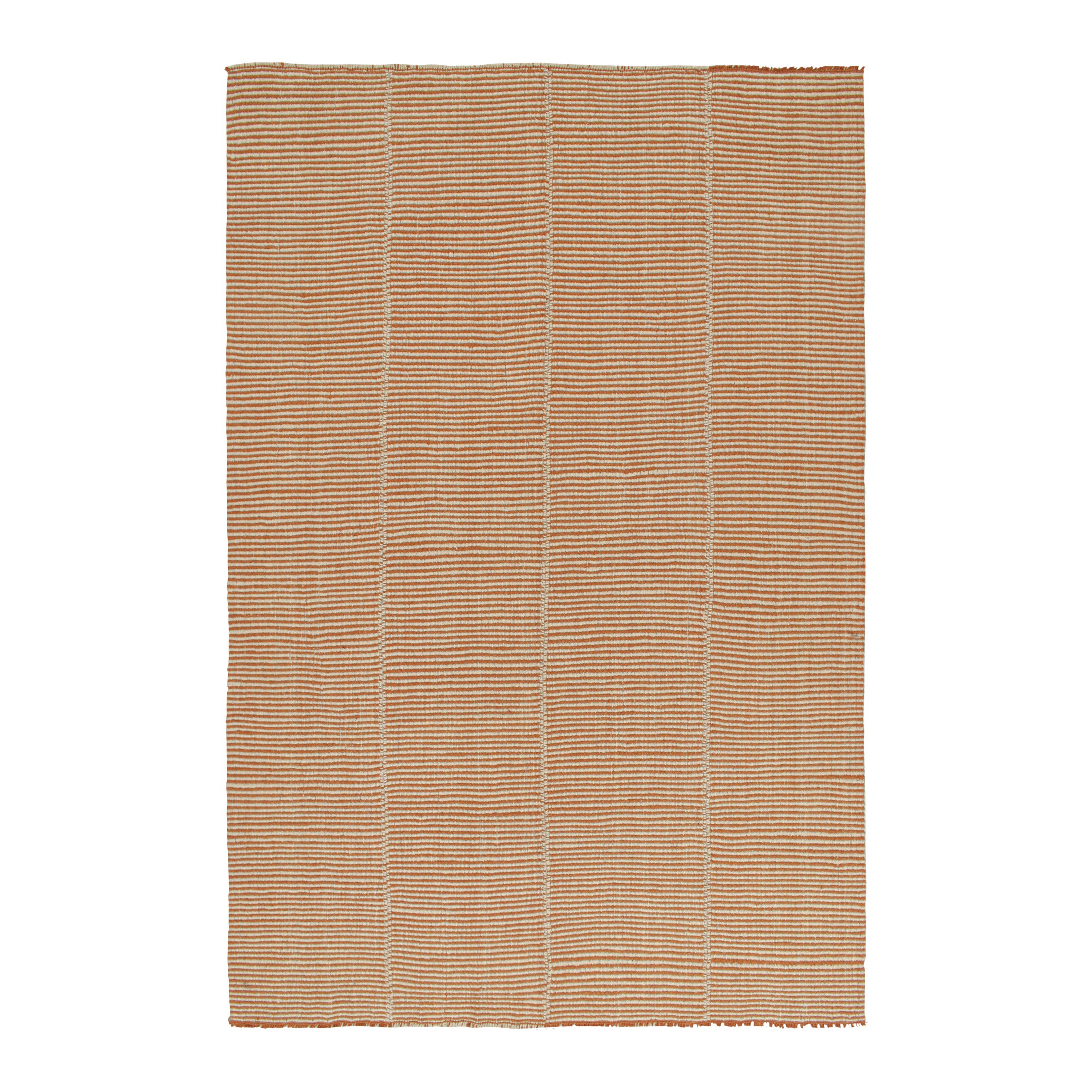 Rug & Kilim's Contemporary Kilim in Rust with Off-White Notes (Kilim contemporain en rouille avec des notes en blanc cassé) en vente