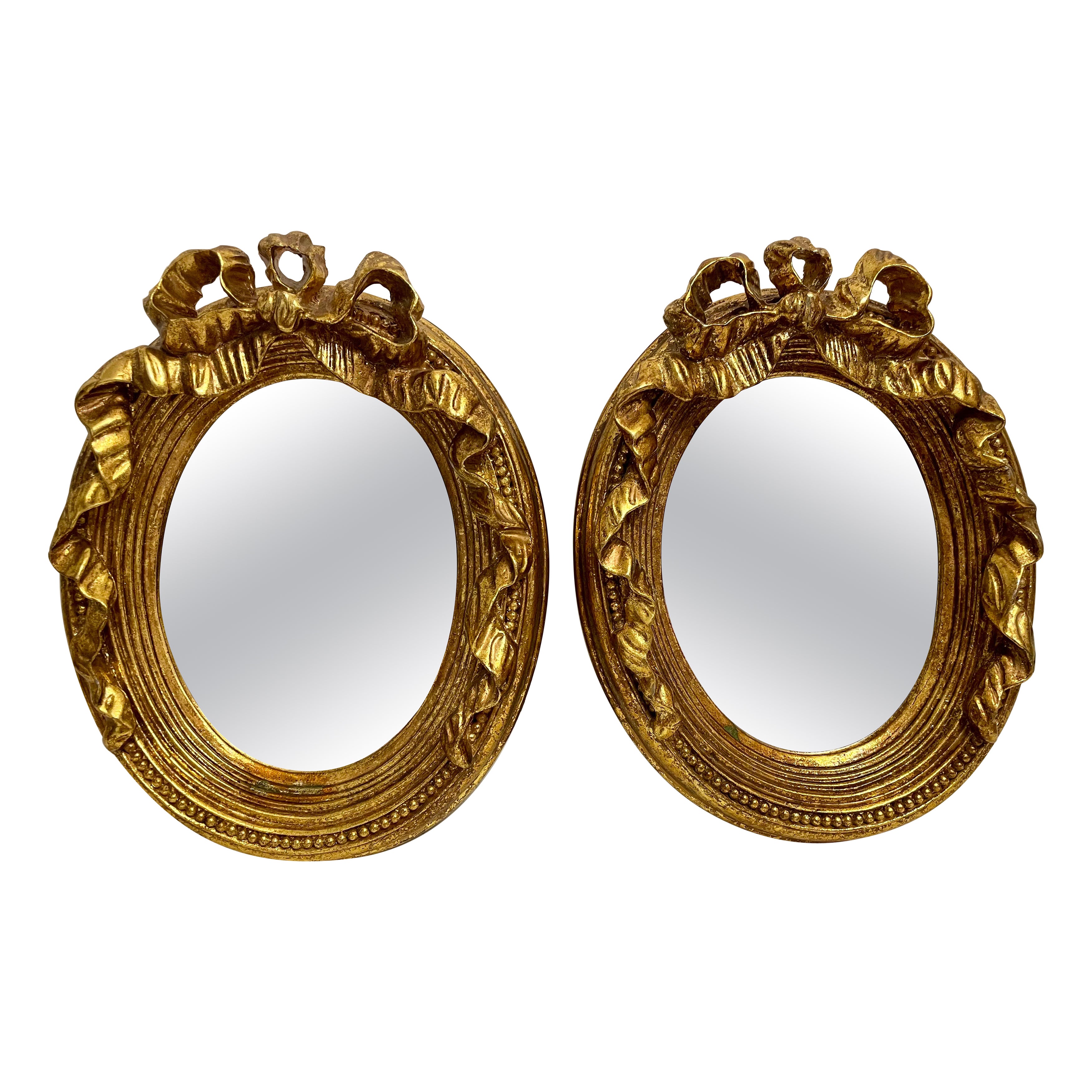 Coppia di specchi dorati d'epoca con arco in vendita