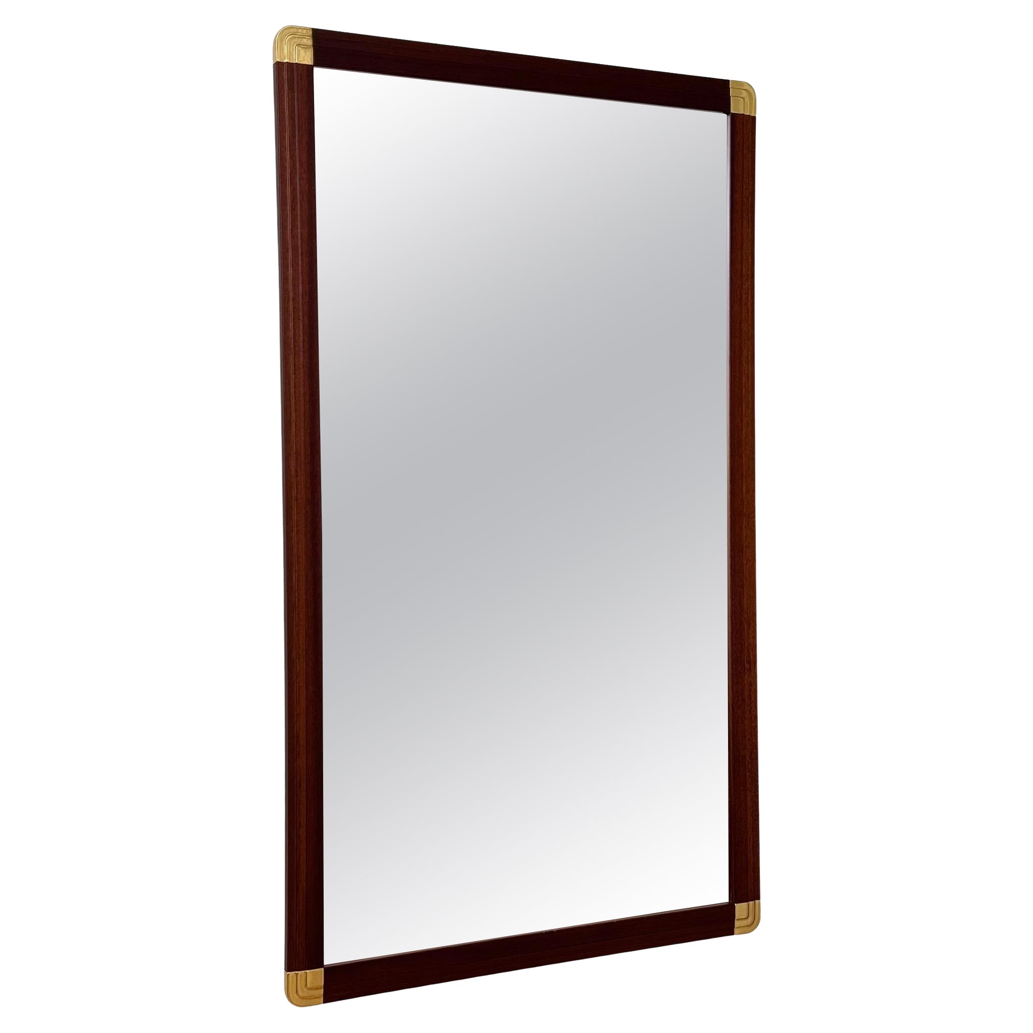 Gran espejo de pared de madera y latón en venta