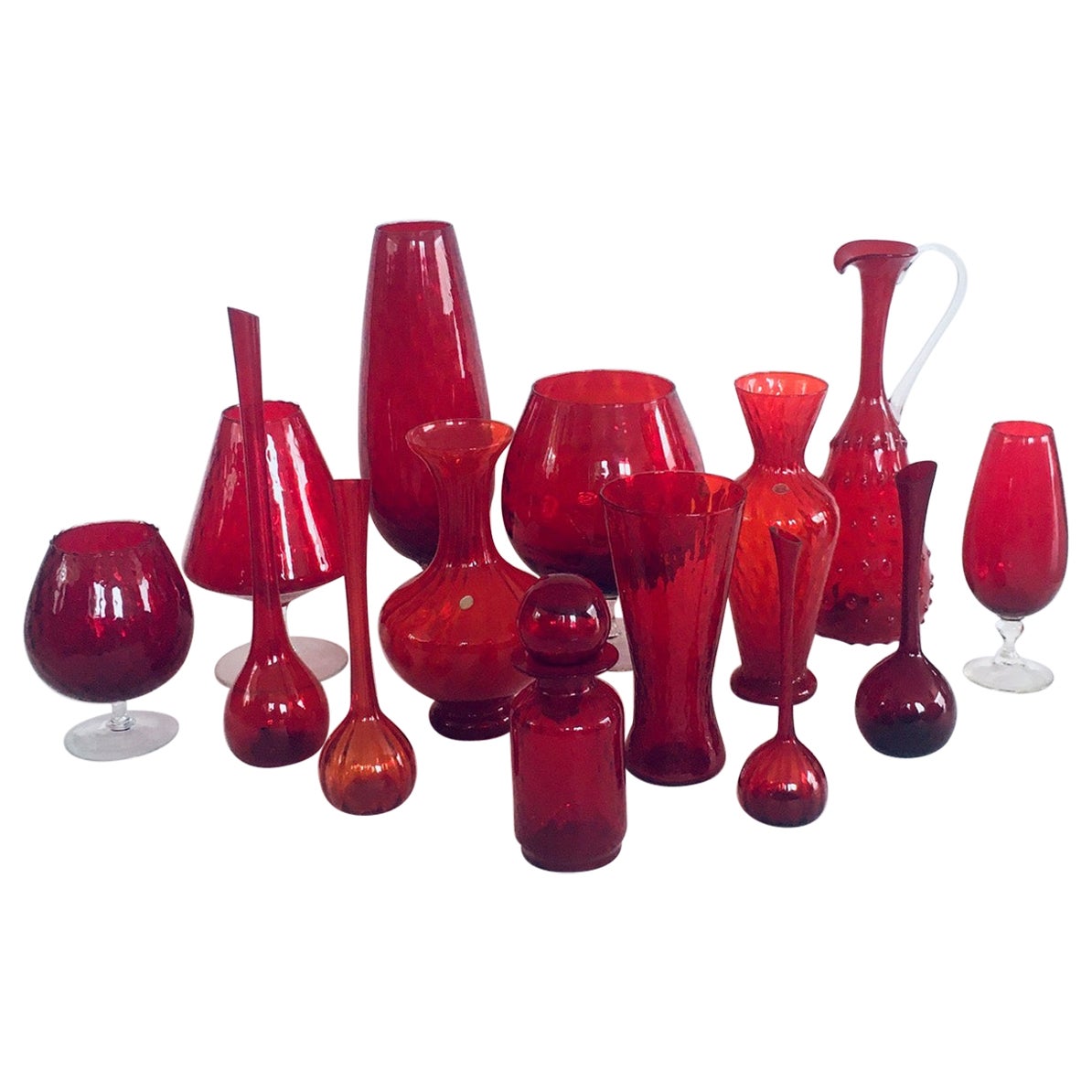 Collection'S anni '60 di 14 vasi e decanter in vetro rosso d'epoca