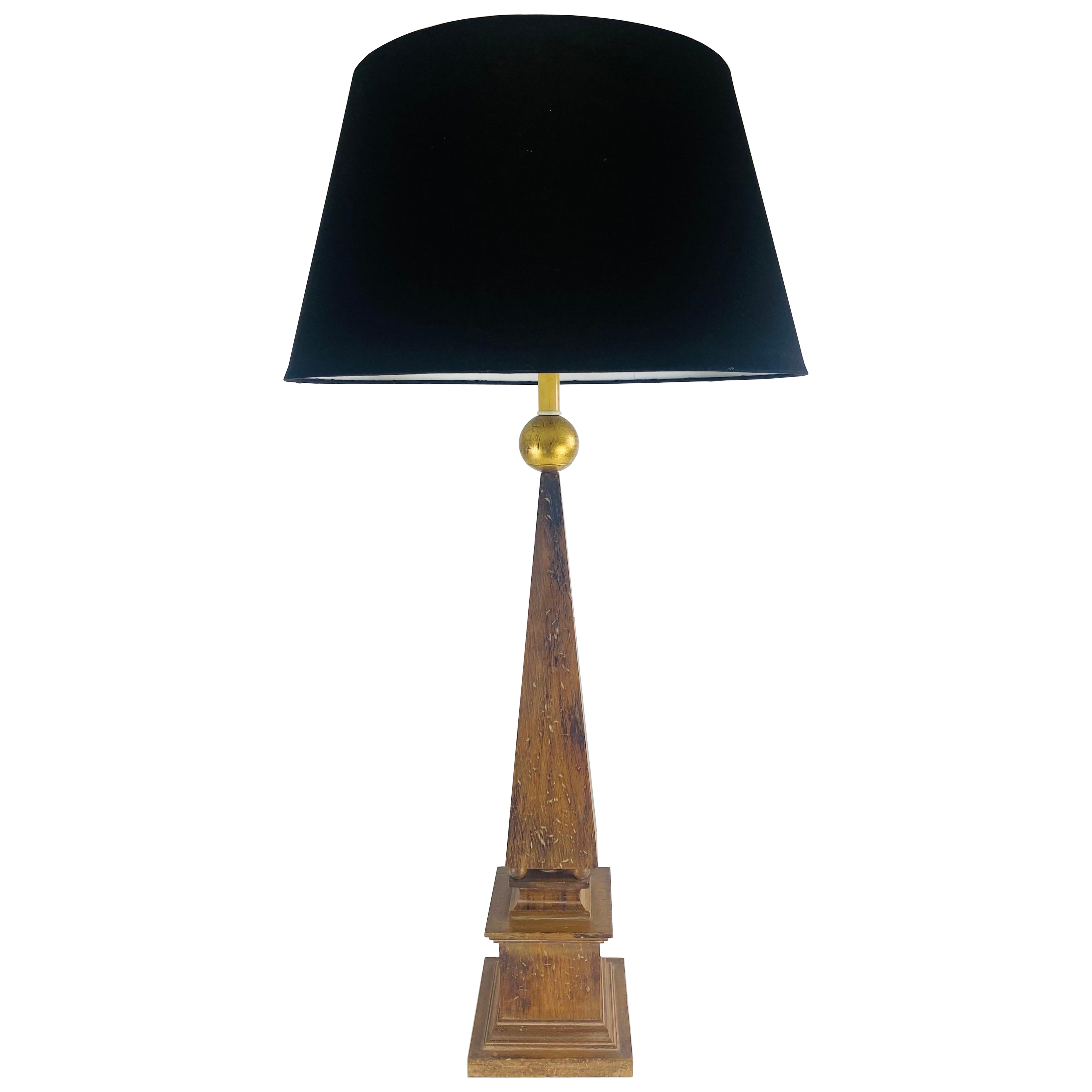 Mid-century vintage large walnut obelisk table lamp in vendita