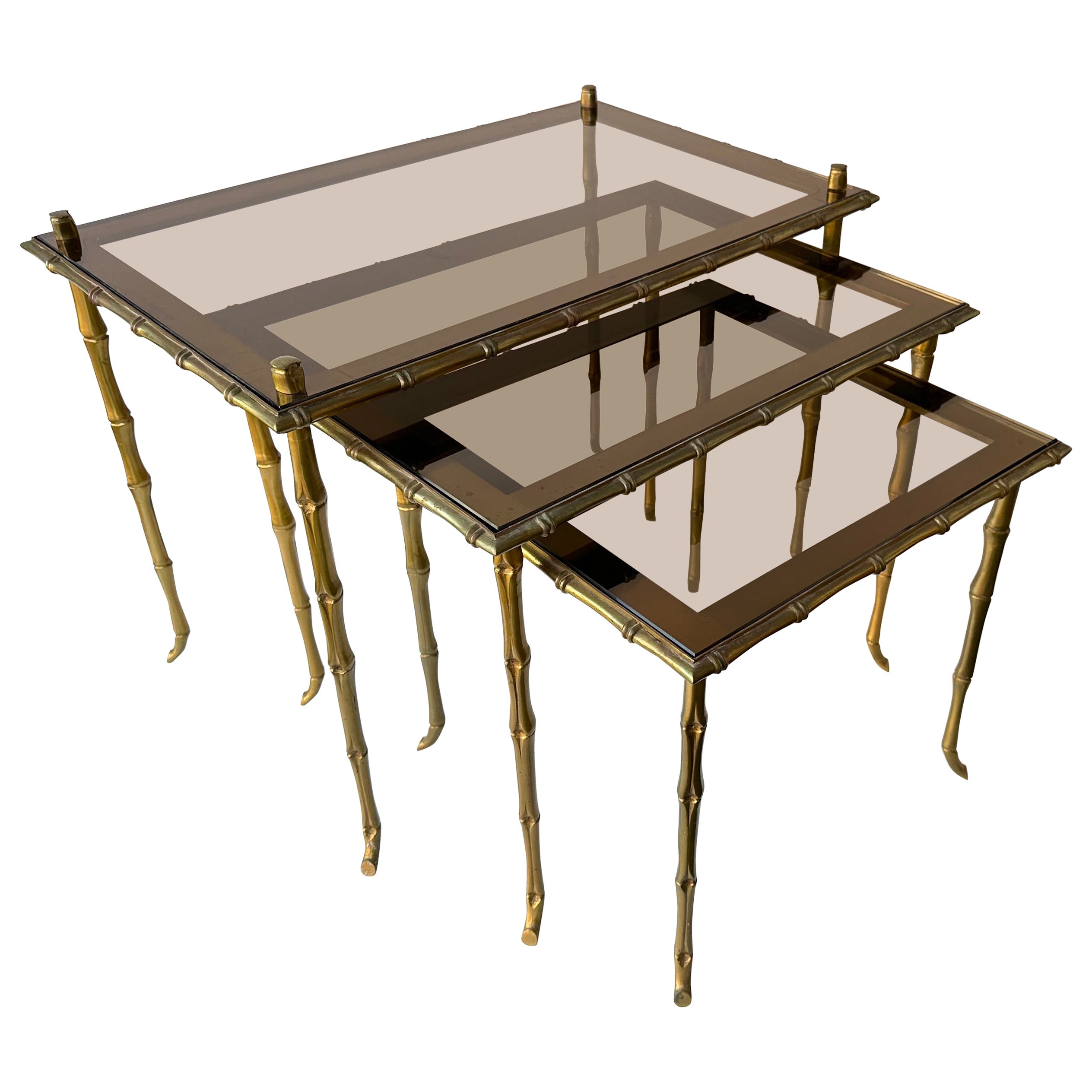 Ensemble de 3 tables gigognes en bambou doré par Maison Baguès. France, années 1960 en vente