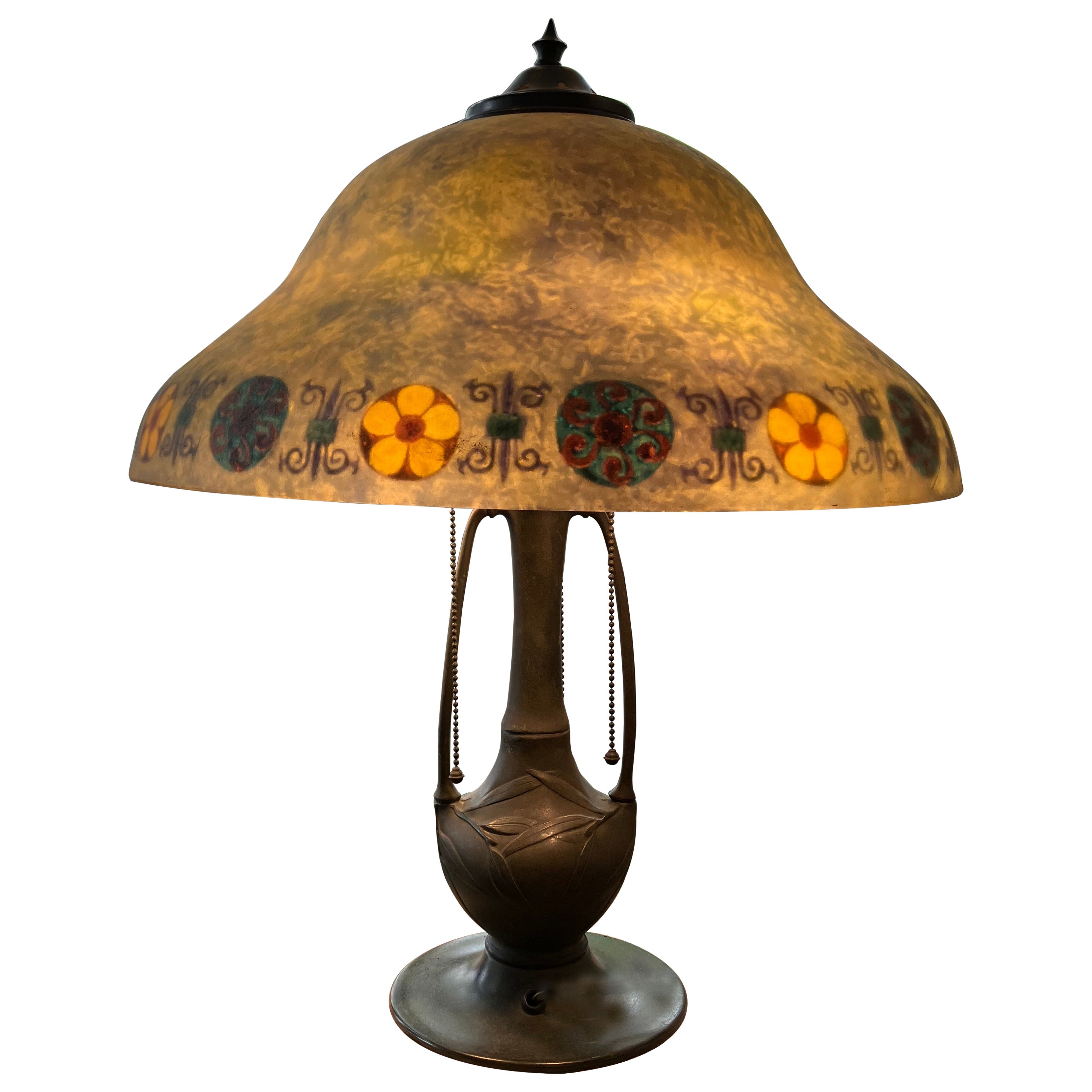 
Lampada da tavolo Handel Art Nouveau del 1910-1920,   Base e accessori in bronzo di proporzioni eleganti, 3 prese di corrente originali con catene a campana, in un'attraente patina antica.  Etichetta di Handel sulla base.  Osserva l'ombra dipinta
