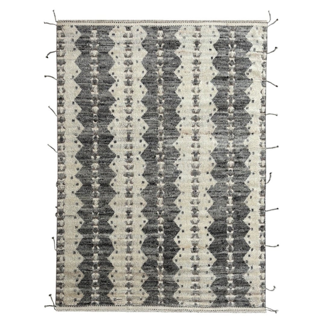 9x12 Ft Moroccan style Handmade Rug. 100% Natural Wool. Custom Options Available en vente