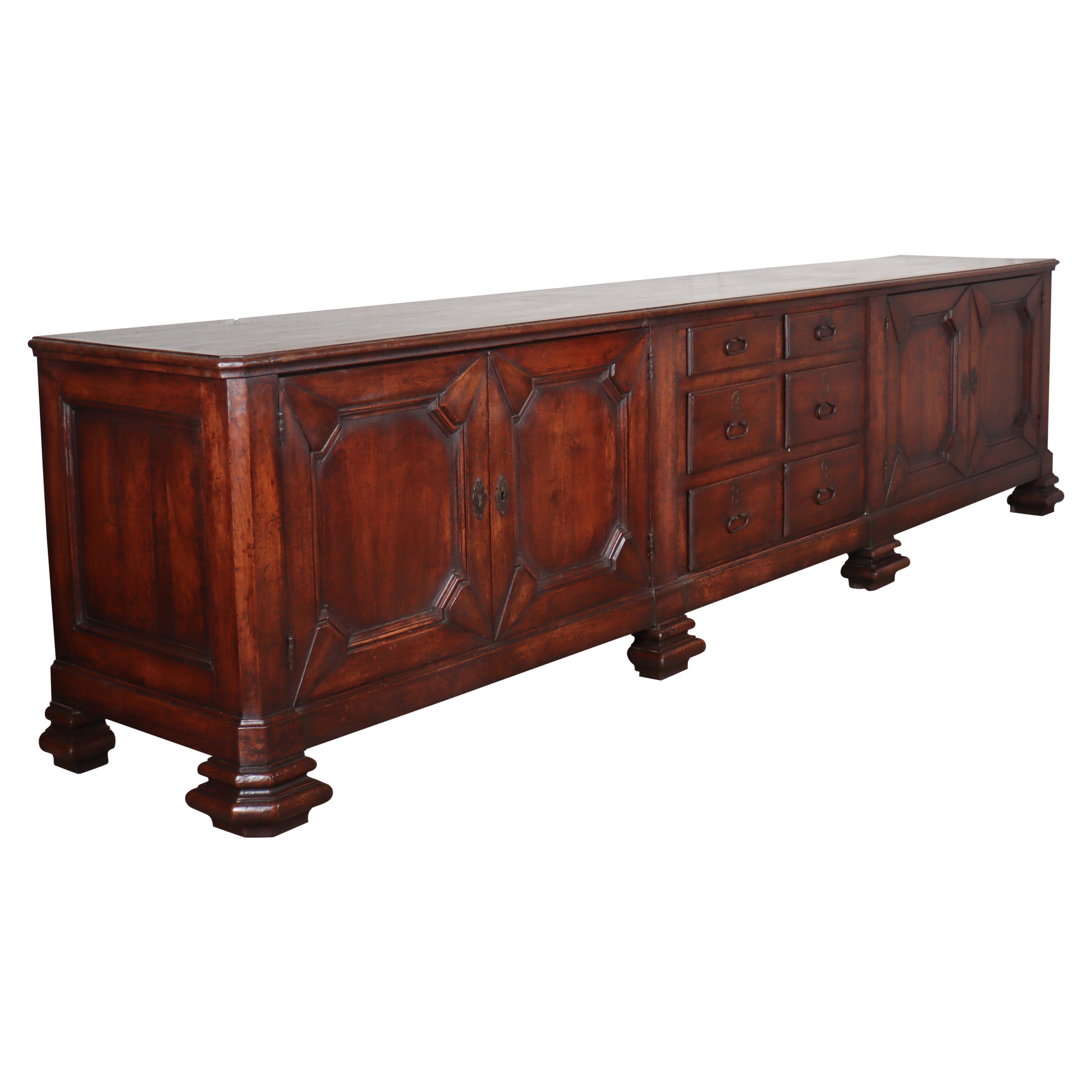 Monumental Italian Credenza en venta