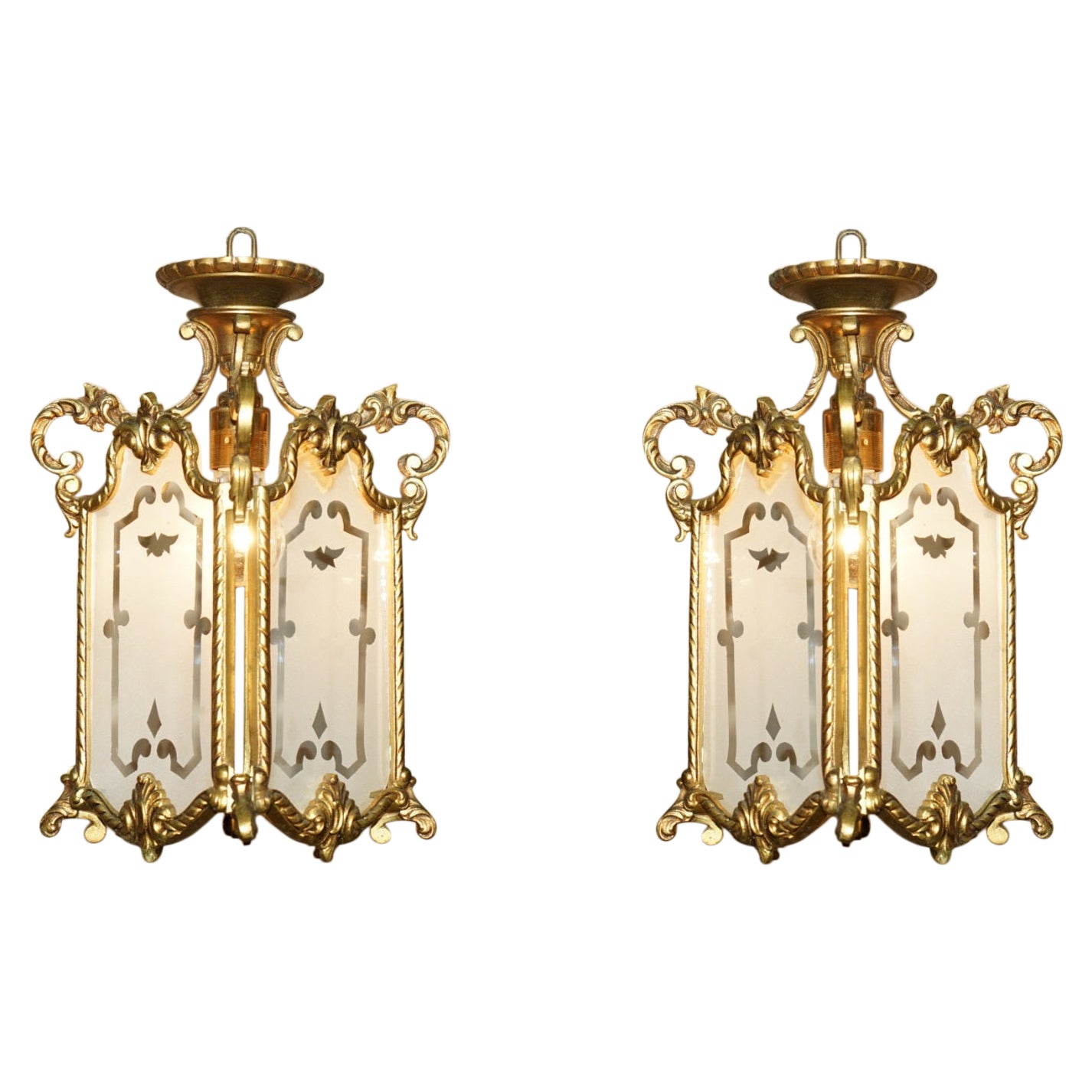 PAIR OF ANTIQUE CiRCA 1920 POLISHED BRASS HANGING LANTERNS WITH FROSTED GLASS en vente
