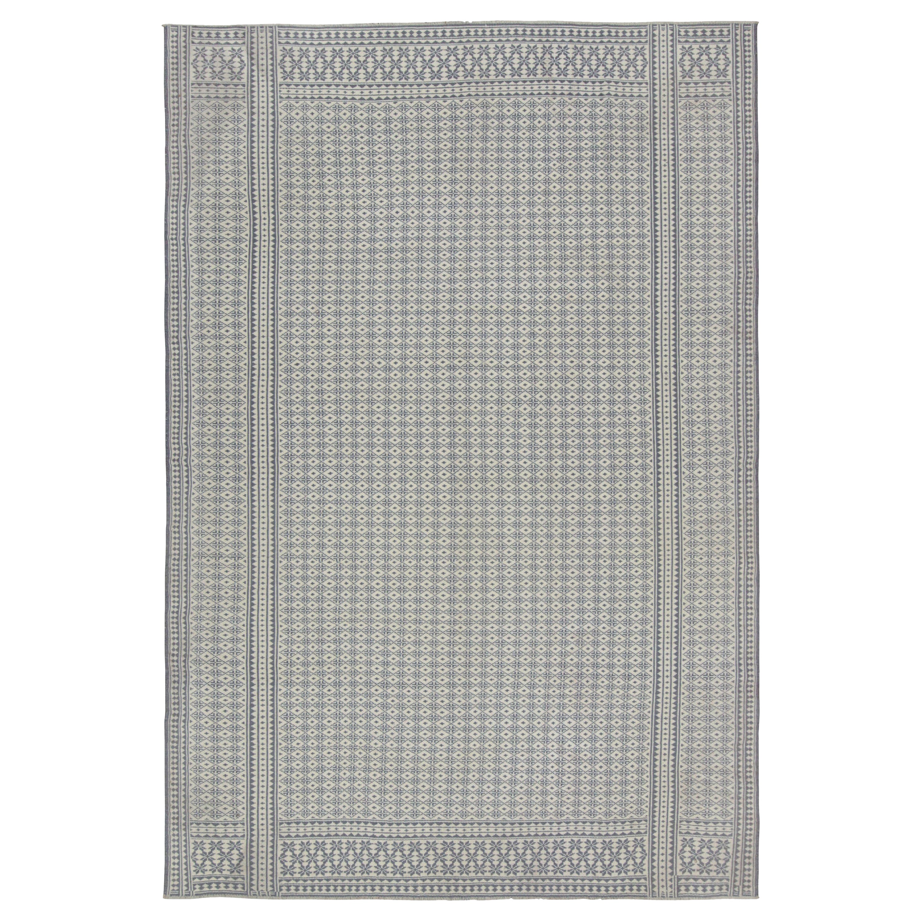 Rug & Kilim’s Zilu Style Kilim in White and Blue-Gray Geometric Pattern en vente