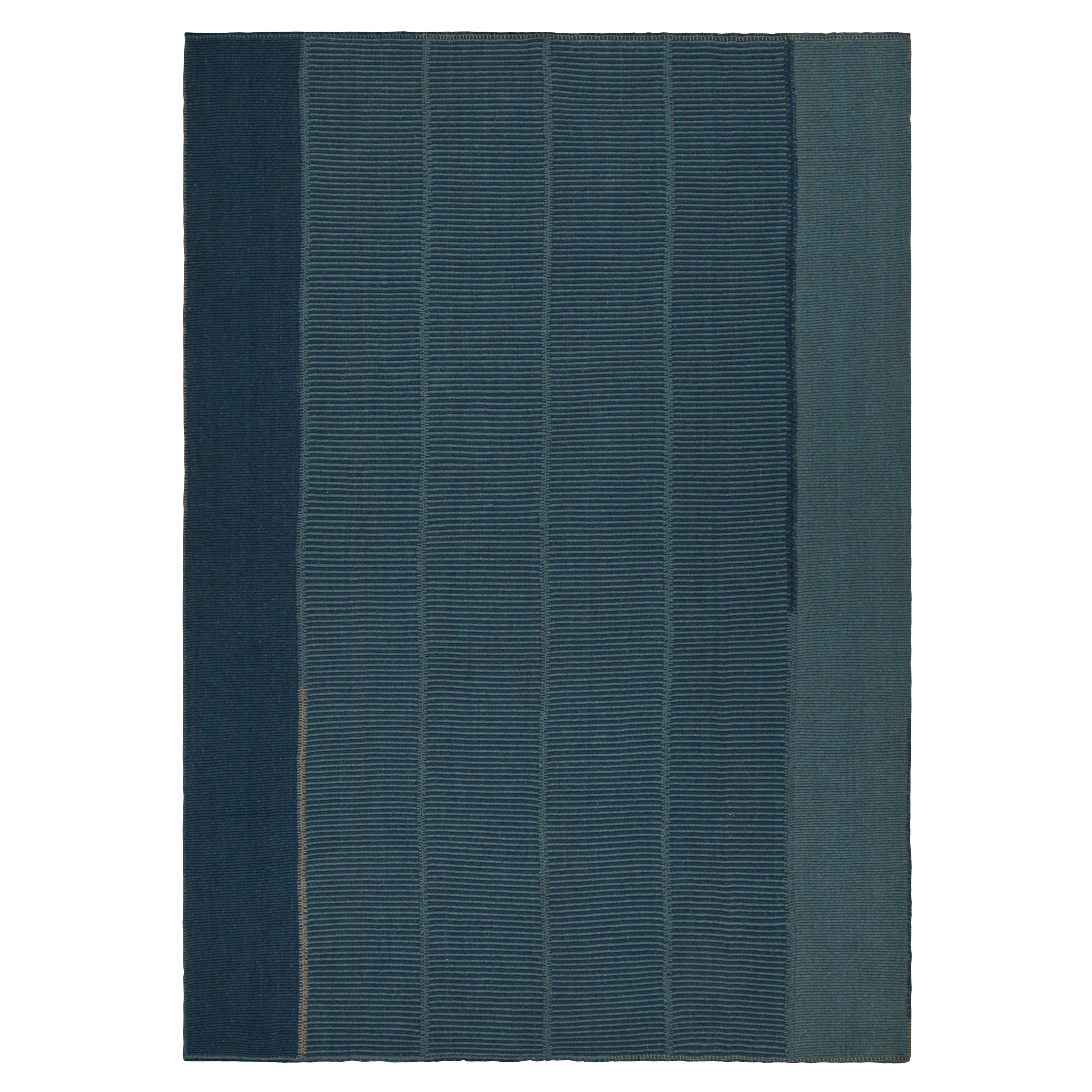 Rug & Kilim è un kilim contemporaneo nei toni del blu con strisce e accenti marroni. in vendita