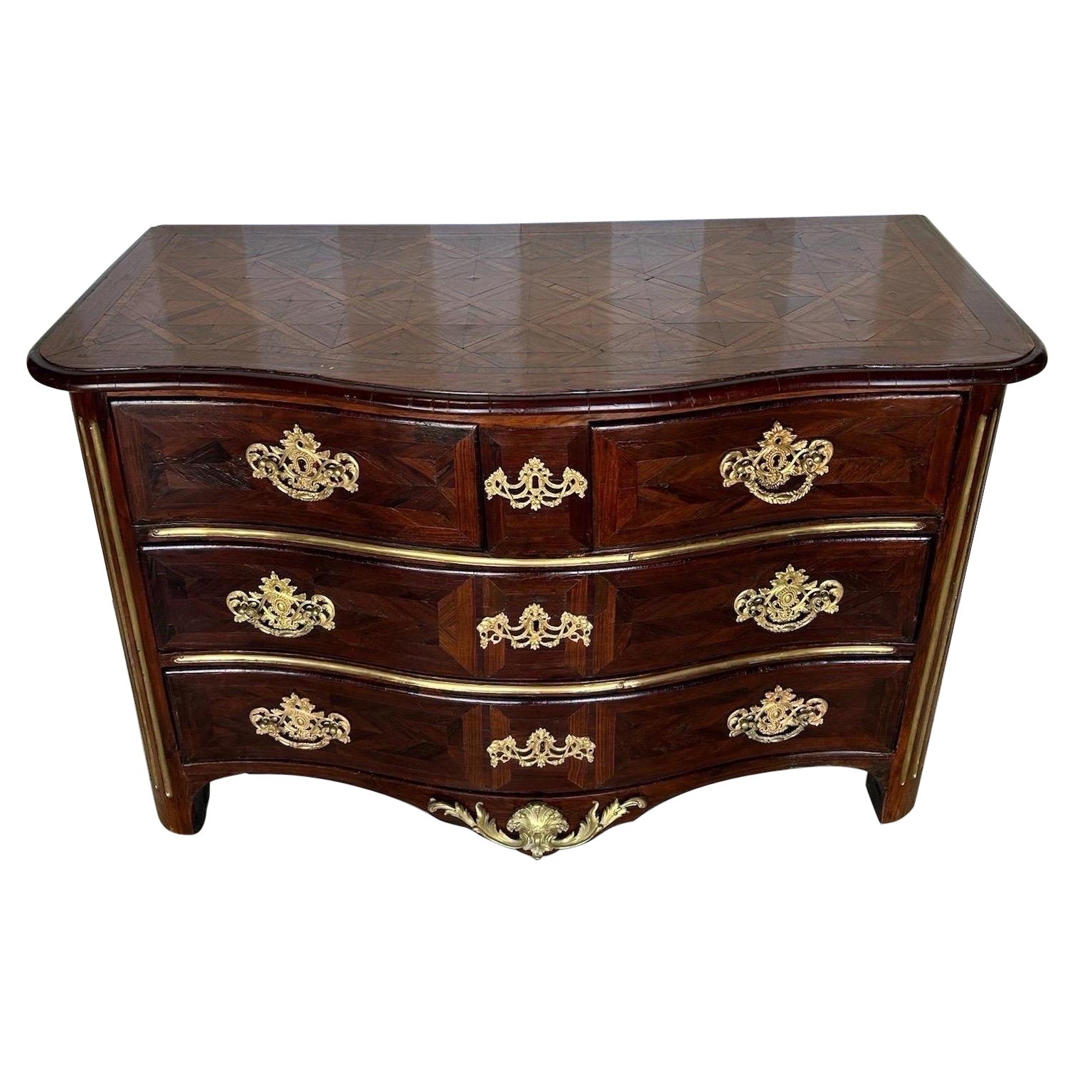 Commode française du XVIIIe siècle en marqueterie de laiton avec poignées en bronze doré en vente