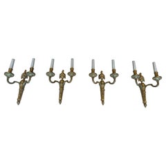 Ensemble de quatre appliques murales en bronze de style Louis 16e