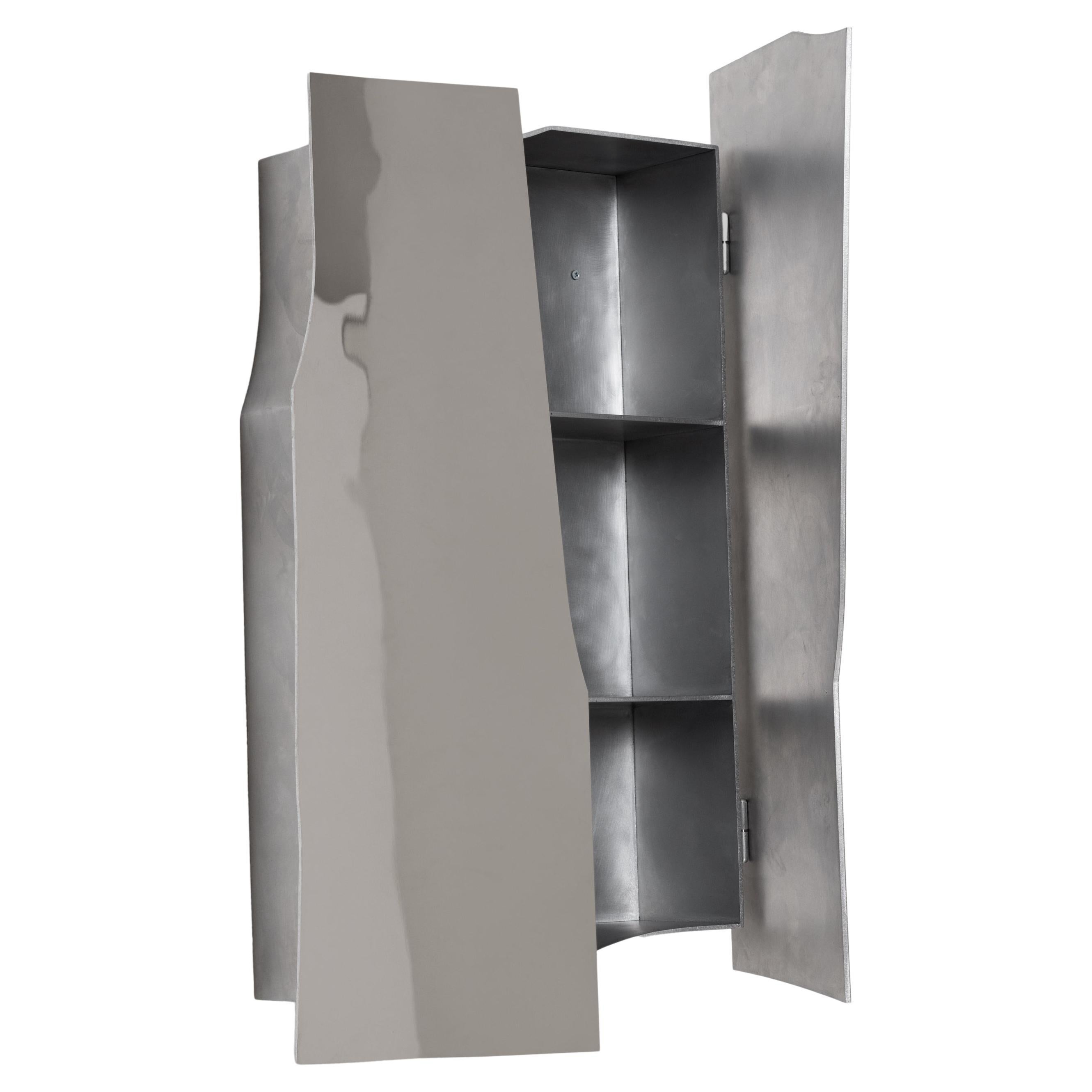 "Schicht über Schicht" Spiegelschrank aus Aluminium und Inox von Linde Freya Tangelder im Angebot