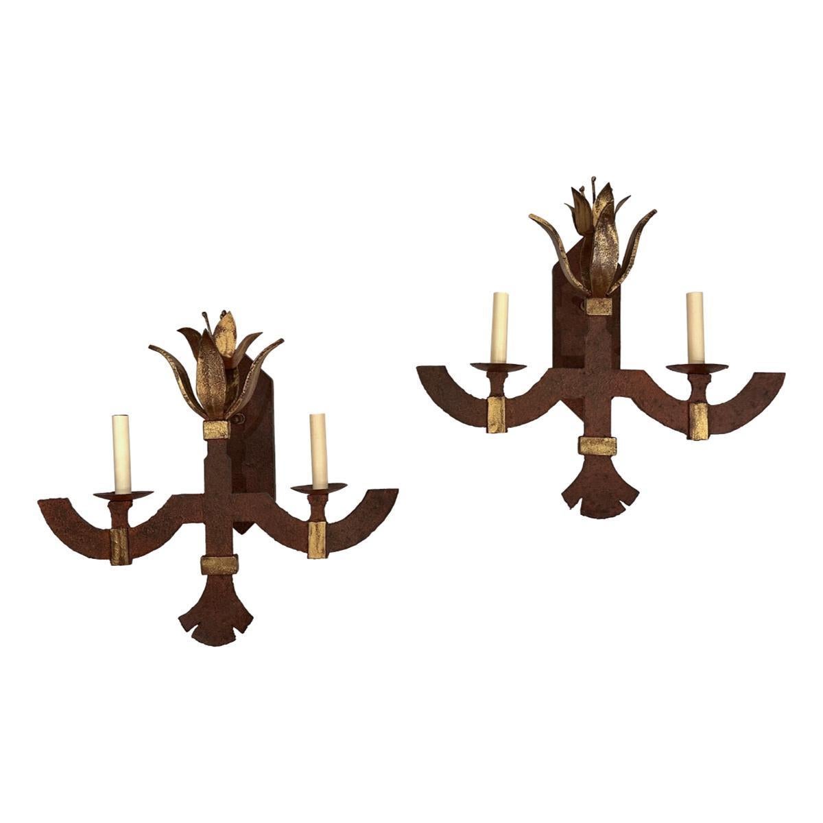 Pareja de grandes candelabros de hierro en venta