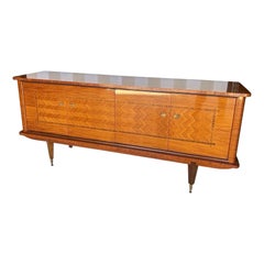 Credenza francese del Medioevo con interni attrezzati