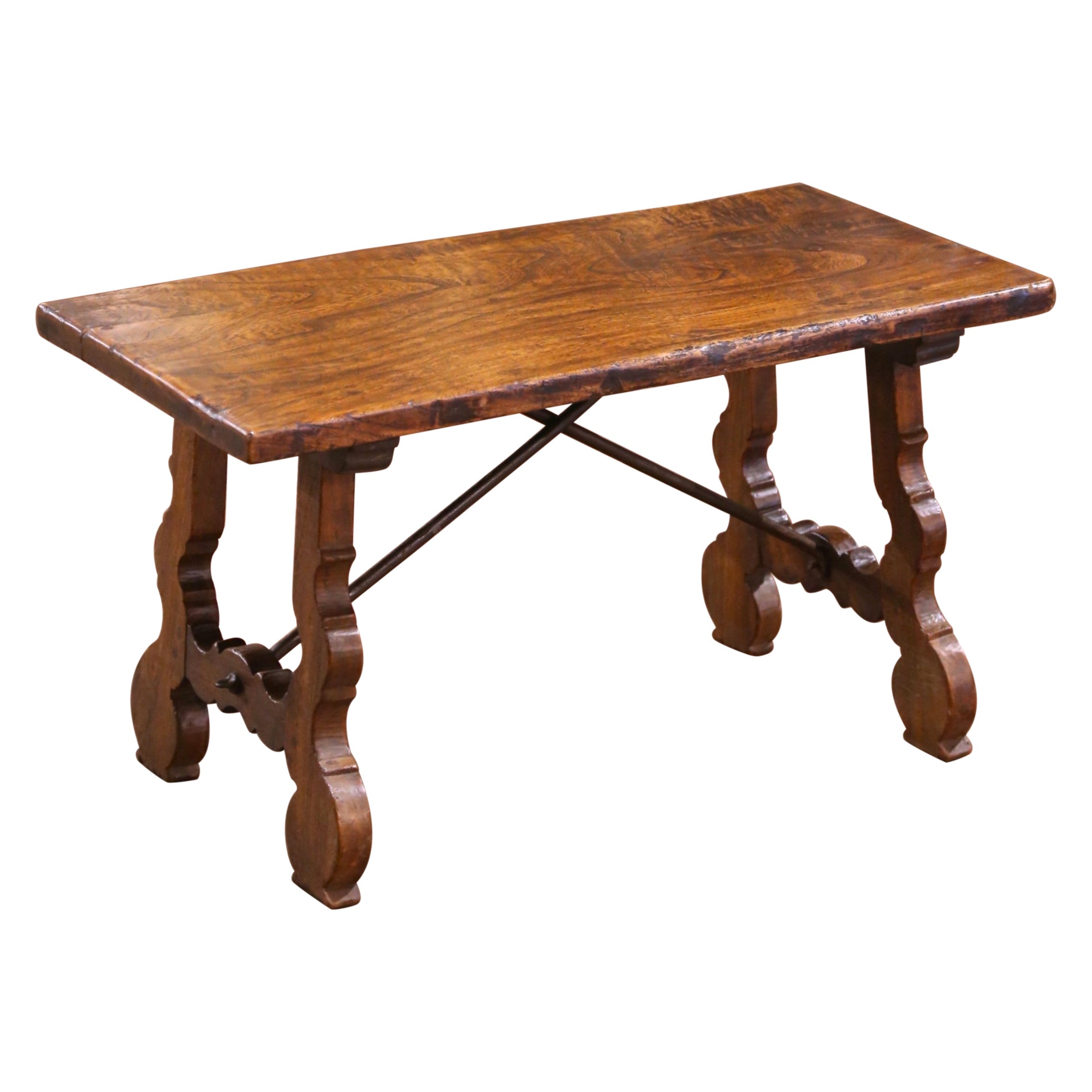 Mesa baja española del siglo XIX de castaño tallado con camilla de hierro en venta