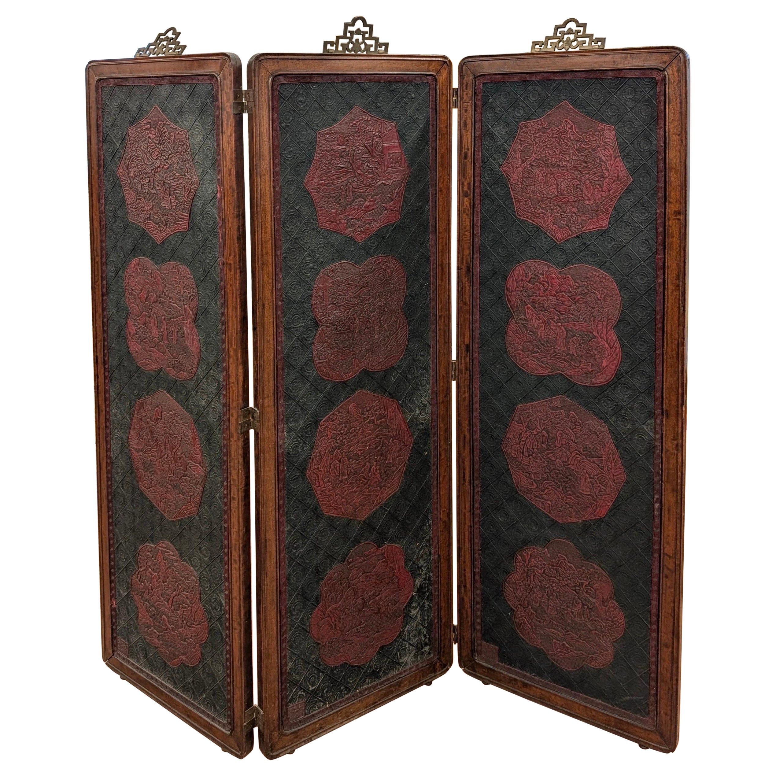 A Fine Antique Chinese Lacquer and Hardwood Folding Screen in vendita
