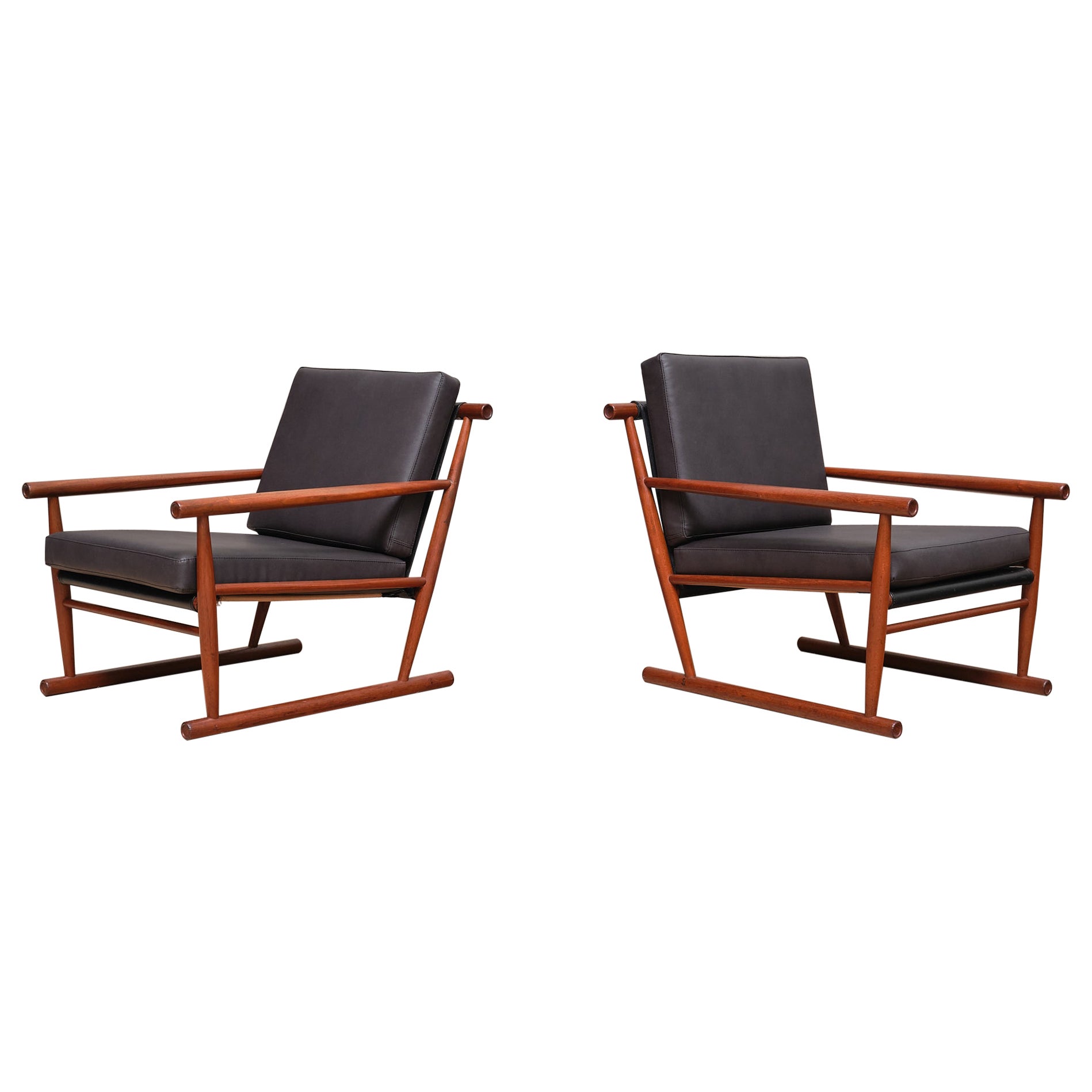 Coppia scultorea di poltrone moderne scandinave in teak con gambe a correre, anni '50 in vendita