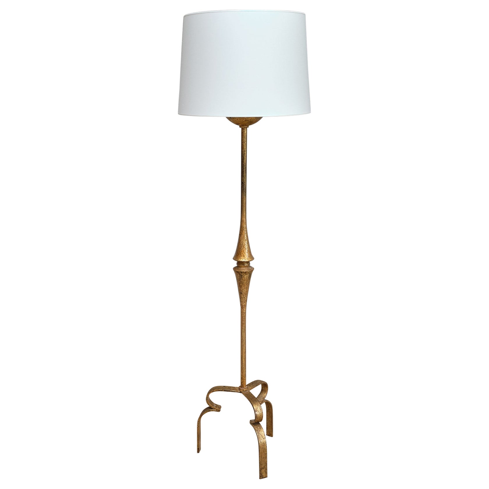 Skulpturale moderne französische Stehlampe aus vergoldetem Schmiedeeisen mit drei Beinen, 1940er Jahre im Angebot