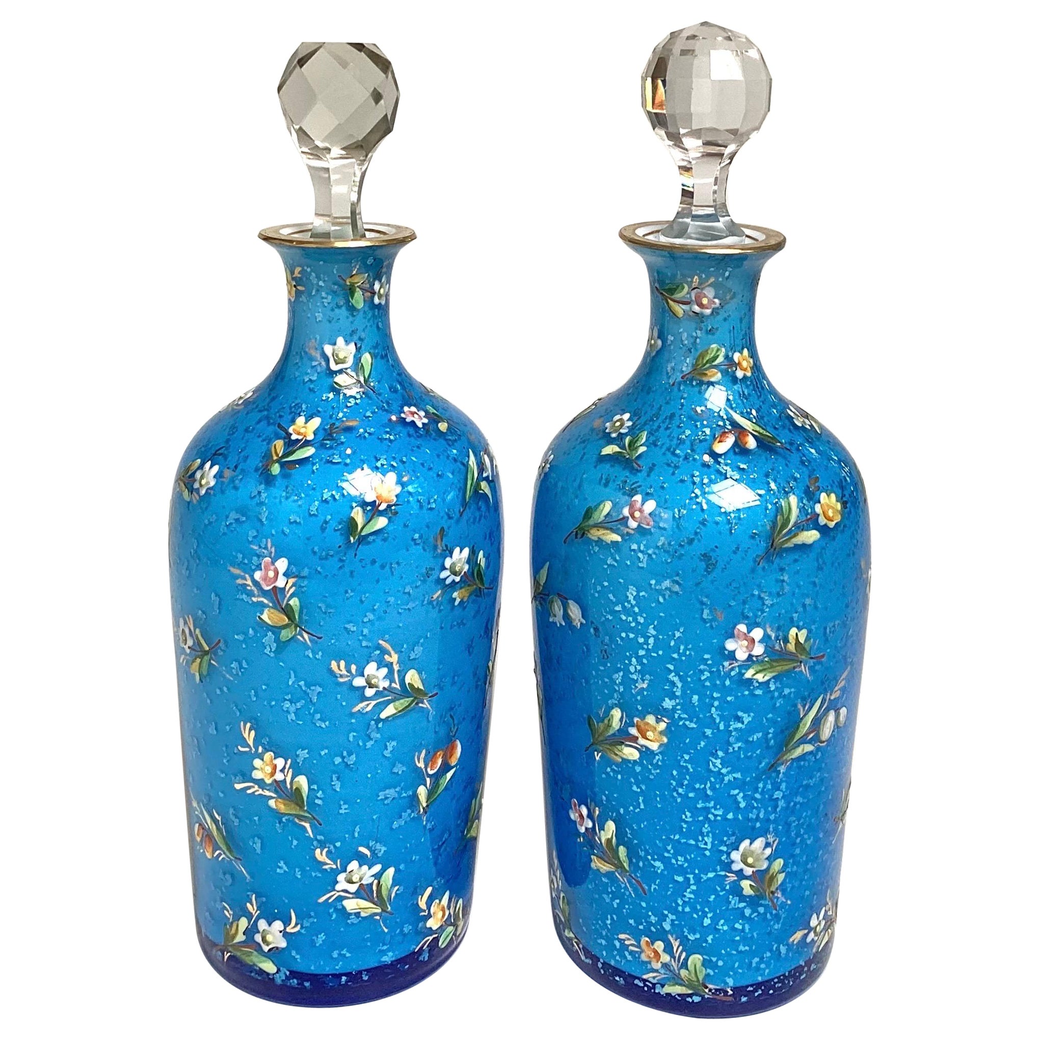Coppia di flaconi di profumo blu ceruleo opalino e smaltato in vendita