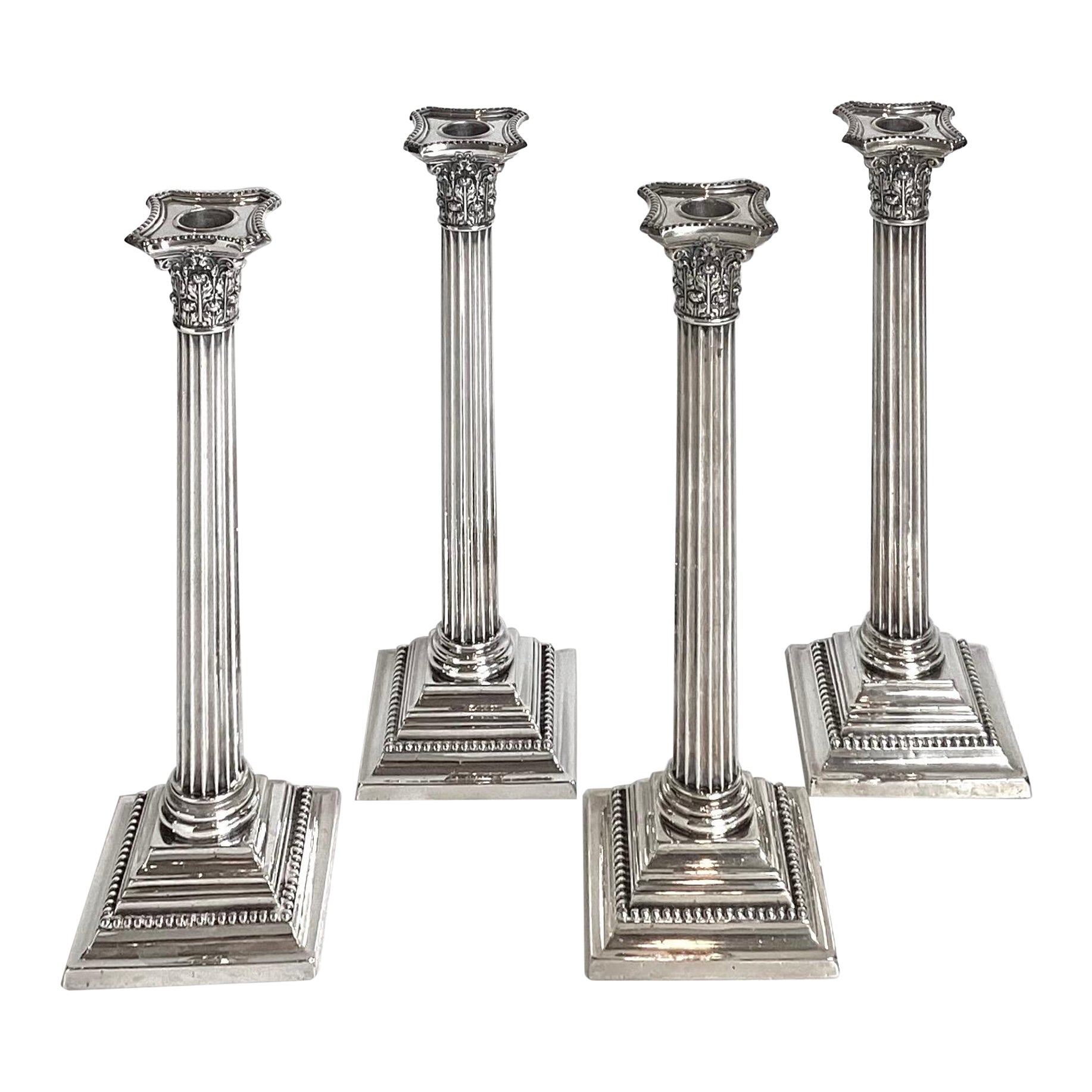 Un set di quattro candelabri a colonna Gorham in argento massiccio