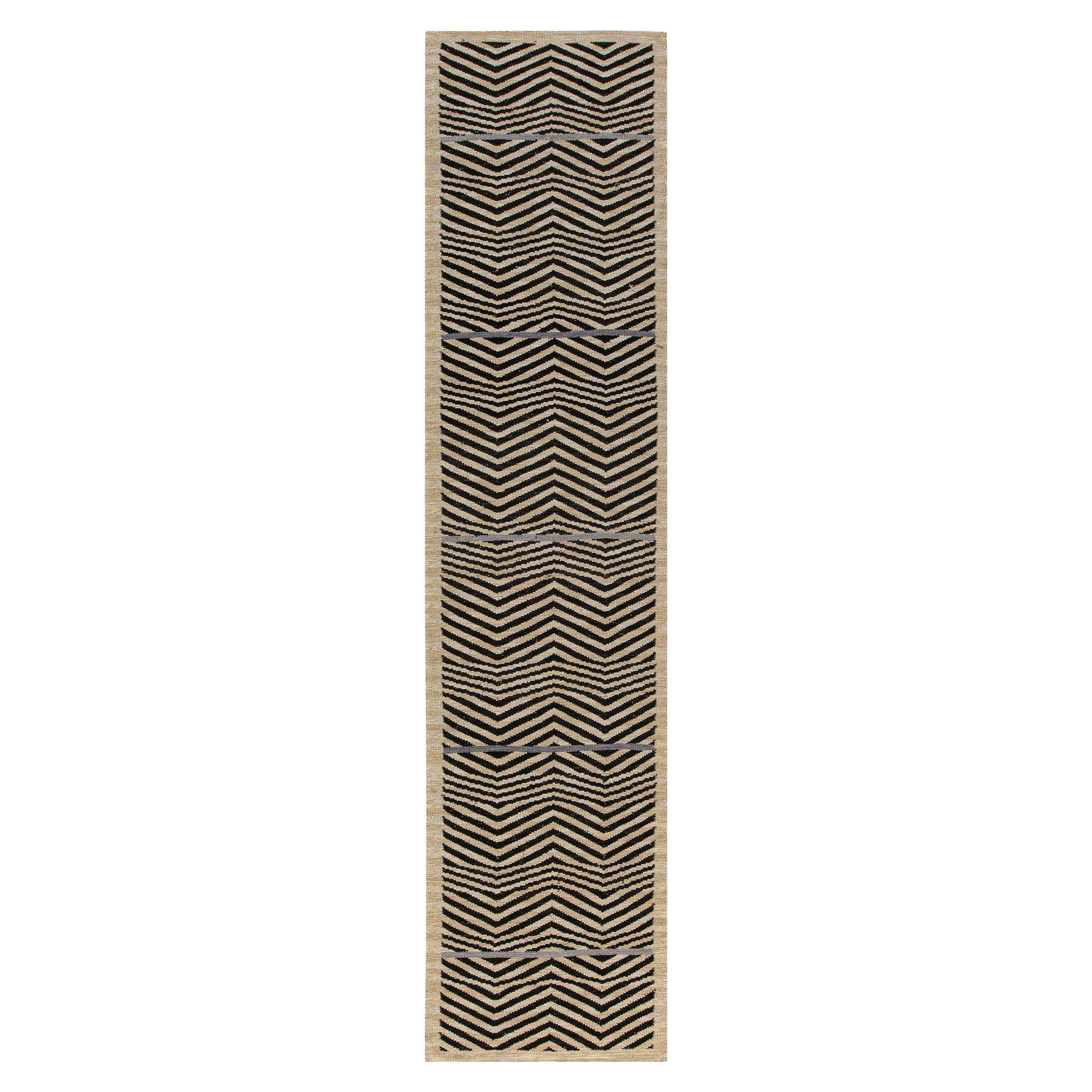 Modernity Chevron Design Beige and Black Flat-Weave Runner by Doris Leslie Blau (en anglais) en vente