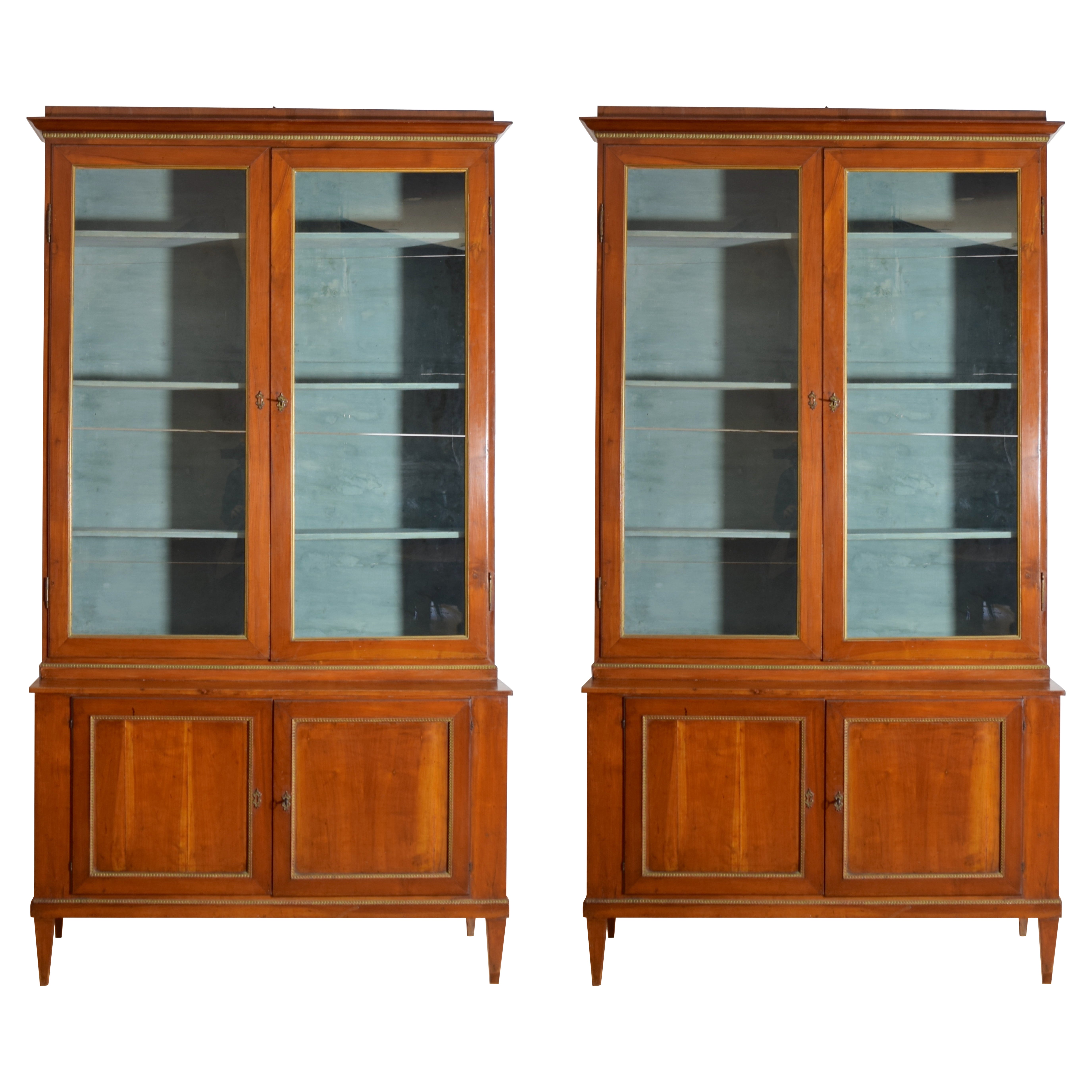 Paire d'armoires italiennes, toscanes, néoclassiques en bois fruitier et portes en verre, 1erq. 19e s. en vente