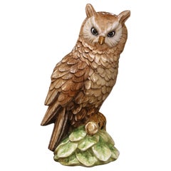Scultura di gufo in ceramica smaltata dipinta a mano della metà del secolo scorso con base di fogliame