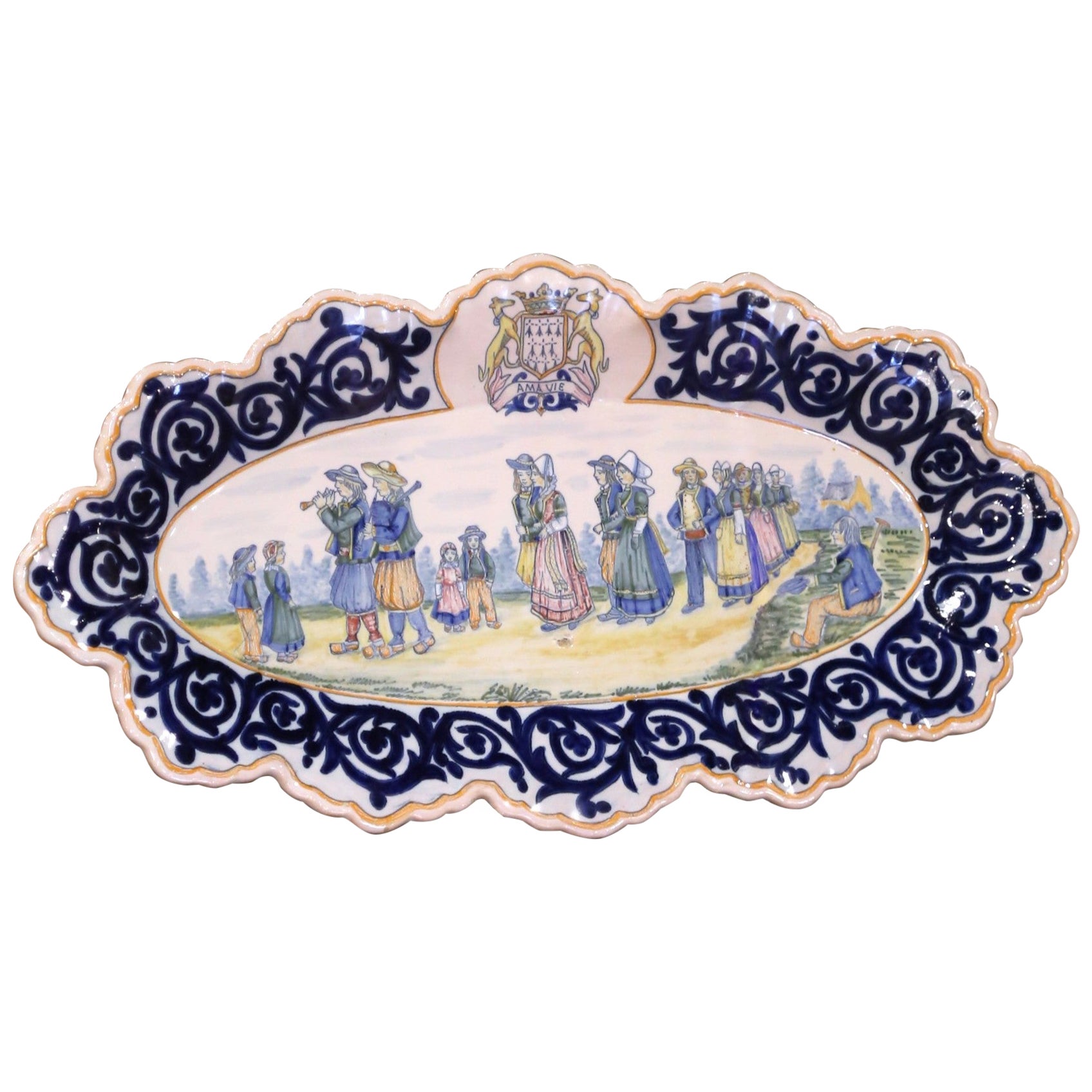 Placa mural francesa de loza Henriot Quimper del S. XIX con escena de danza bretona en venta