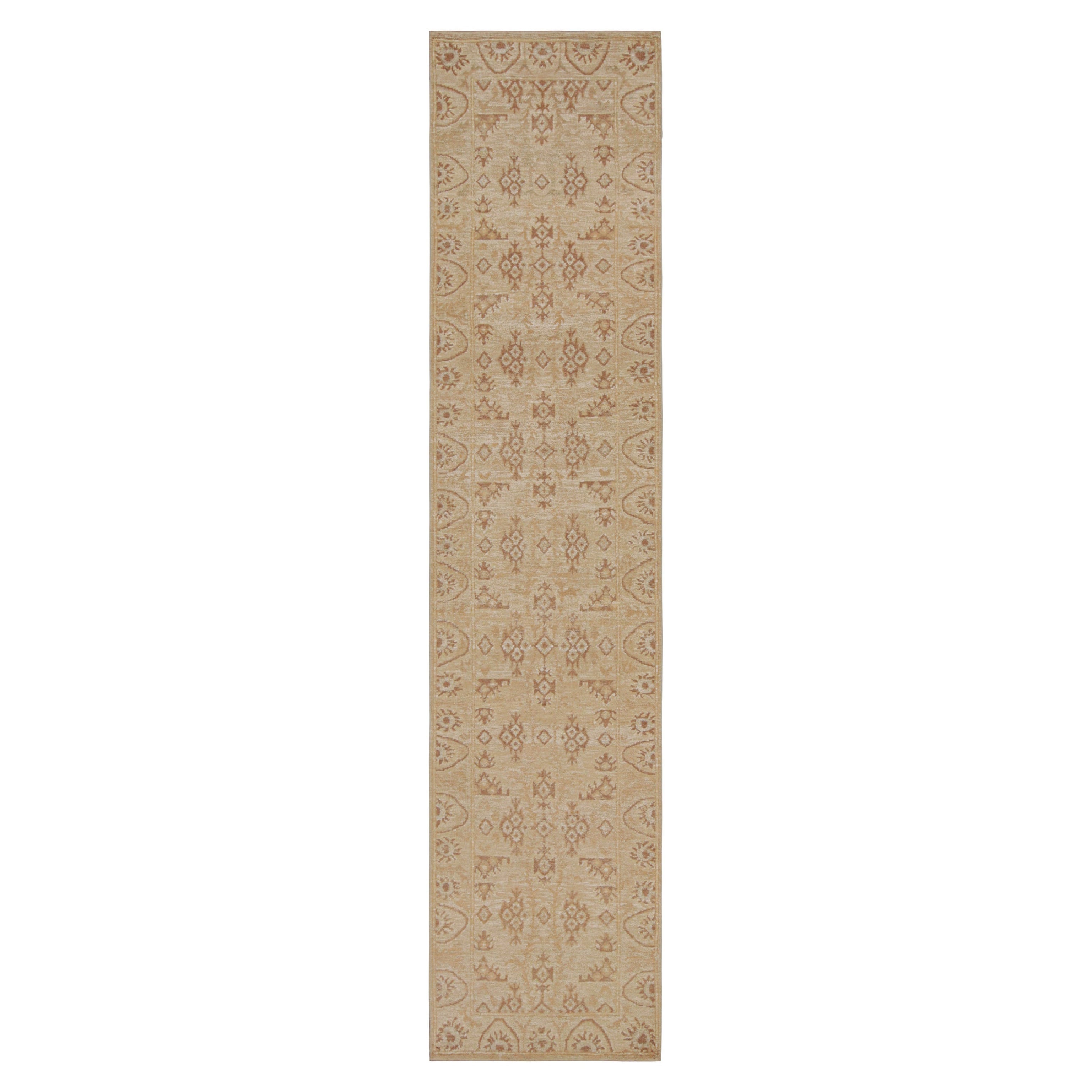 Alfombra estilo Oushak de Rug & Kilim con estampado floral beige-marrón en venta