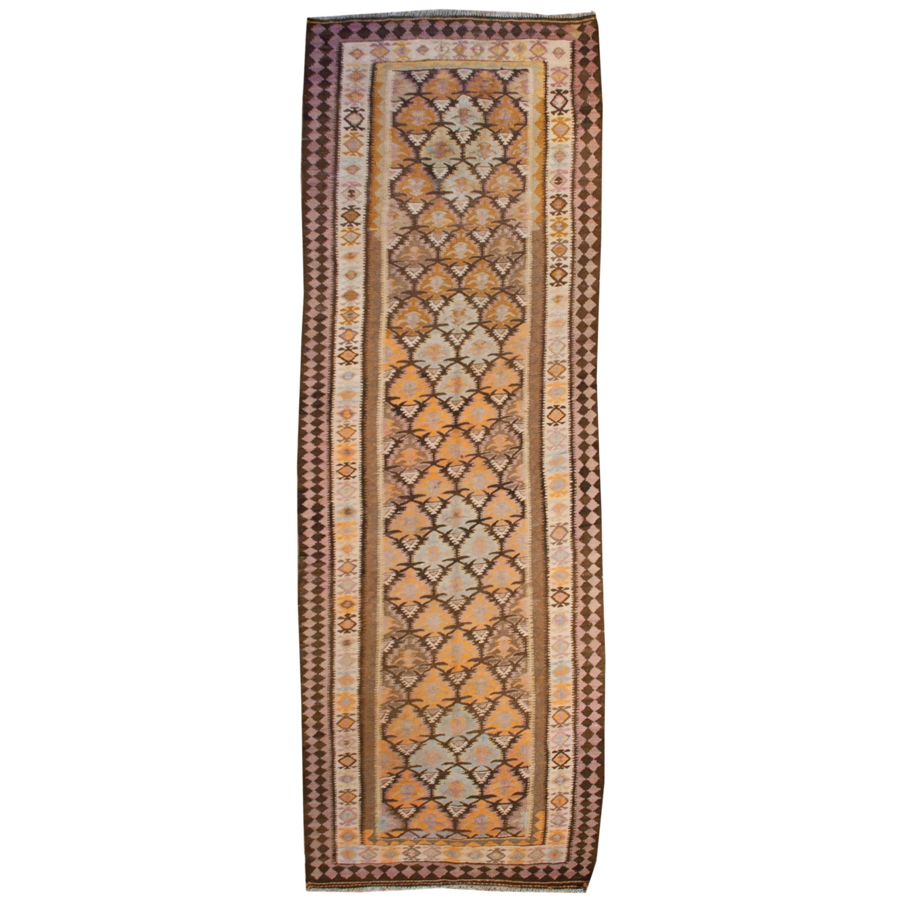 Fantastique tapis de couloir Kilim Qazvin du début du XXe siècle