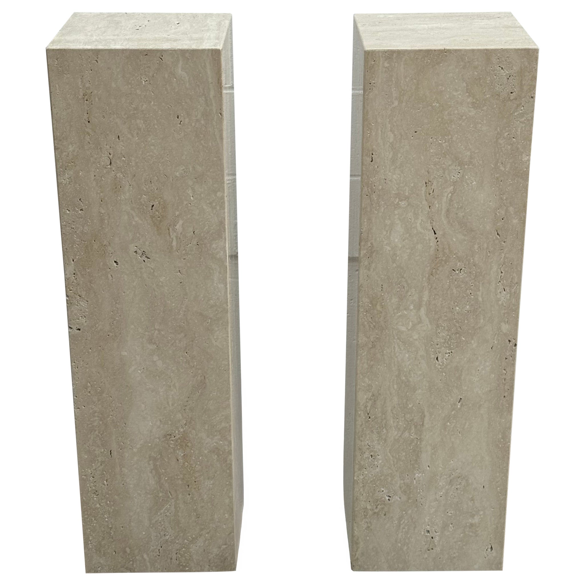 Coppia di piedistalli in travertino beige tagliato a vena Espositori d'arte - Piantane Colonne