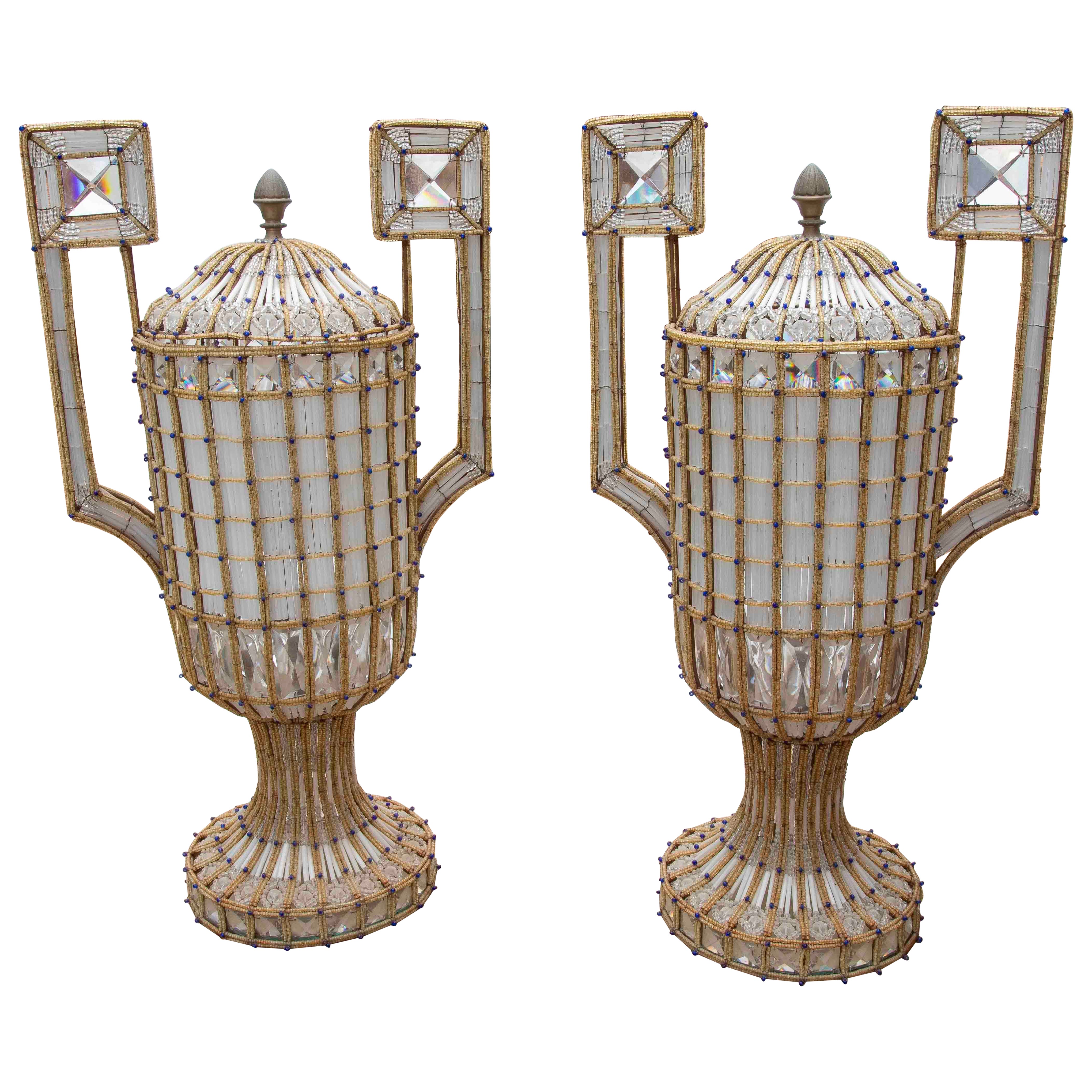 Paire de lampes en forme d'urne en verre taillé et structure métallique de style Metal Art Deco des années 1950. en vente