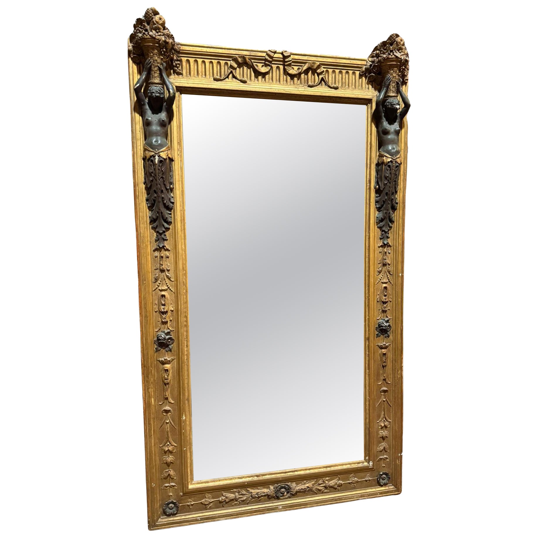 Miroir néoclassique en bois richement sculpté de cariatides et doré, Italie en vente
