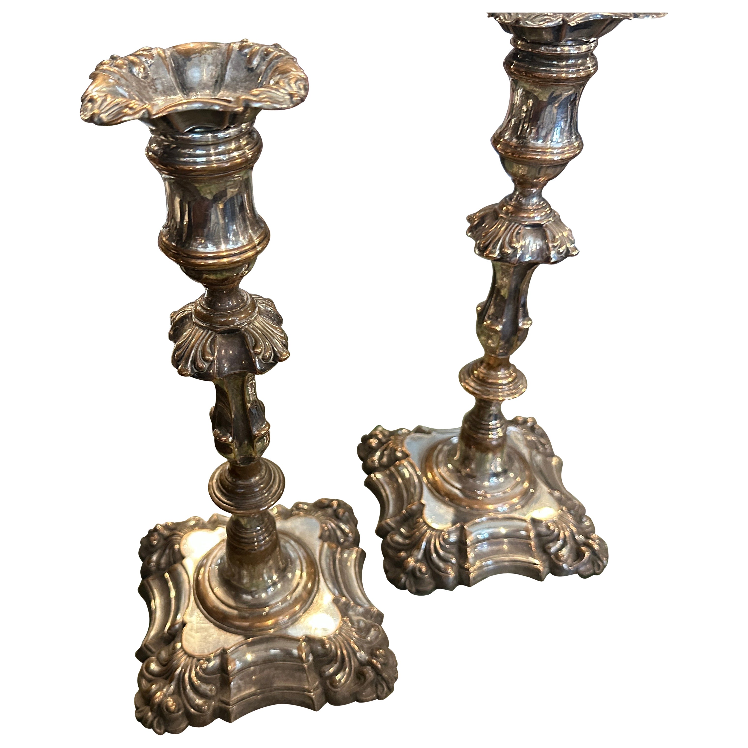 Coppia di candelabri inglesi vittoriani in lamiera di Sheffield della metà del XIX secolo in vendita