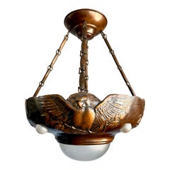 Raro lampadario a sospensione in rame patinato Art Deco, rilievo di aquila e vetro inciso